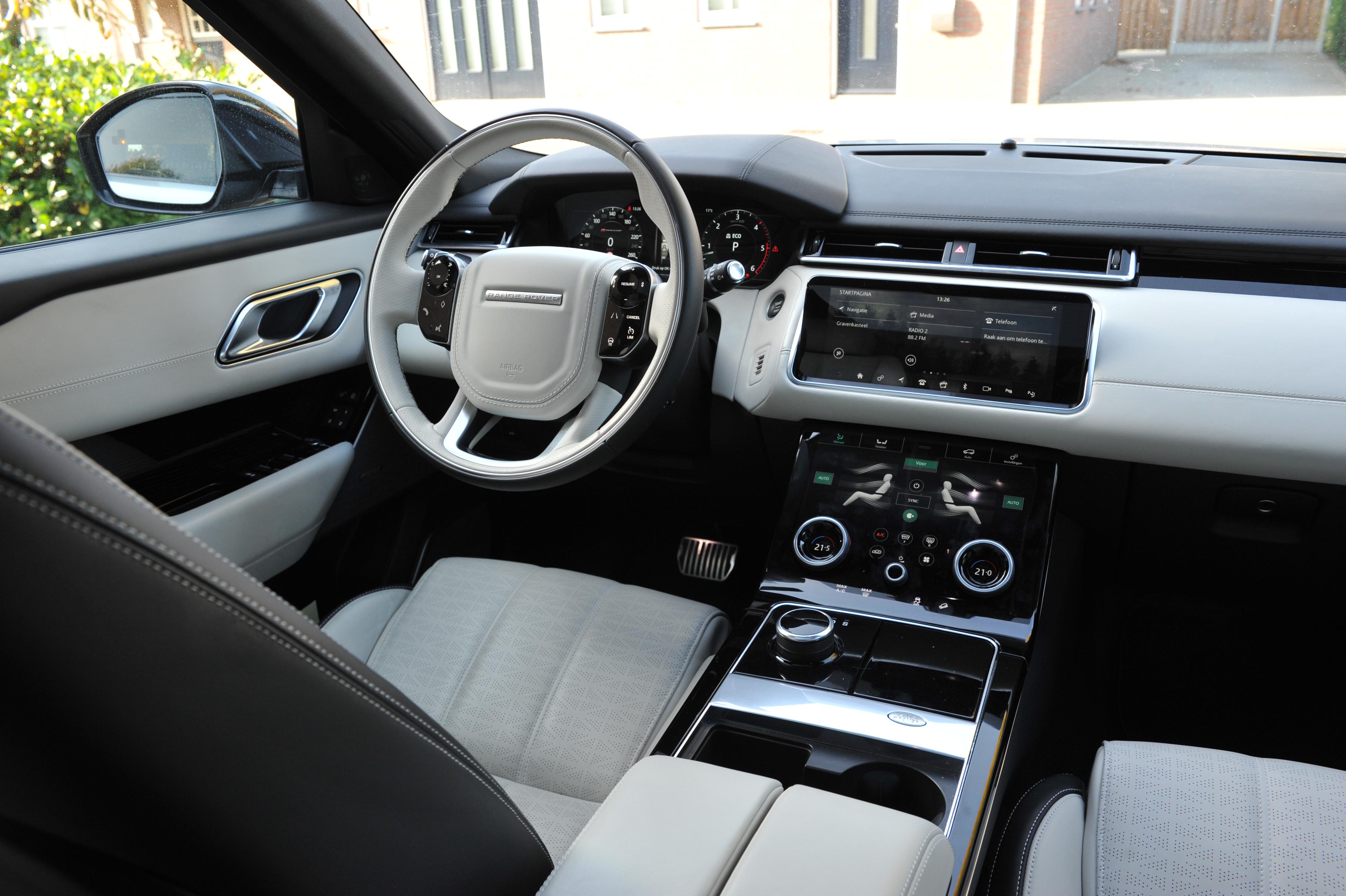Range Rover plaatst de nieuwe Velar mooi tussen de compacte Evoque en de Range Rover Sport. De auto heeft een fors formaat en dito binnenruimte. Het rijgedrag is comfortabel.