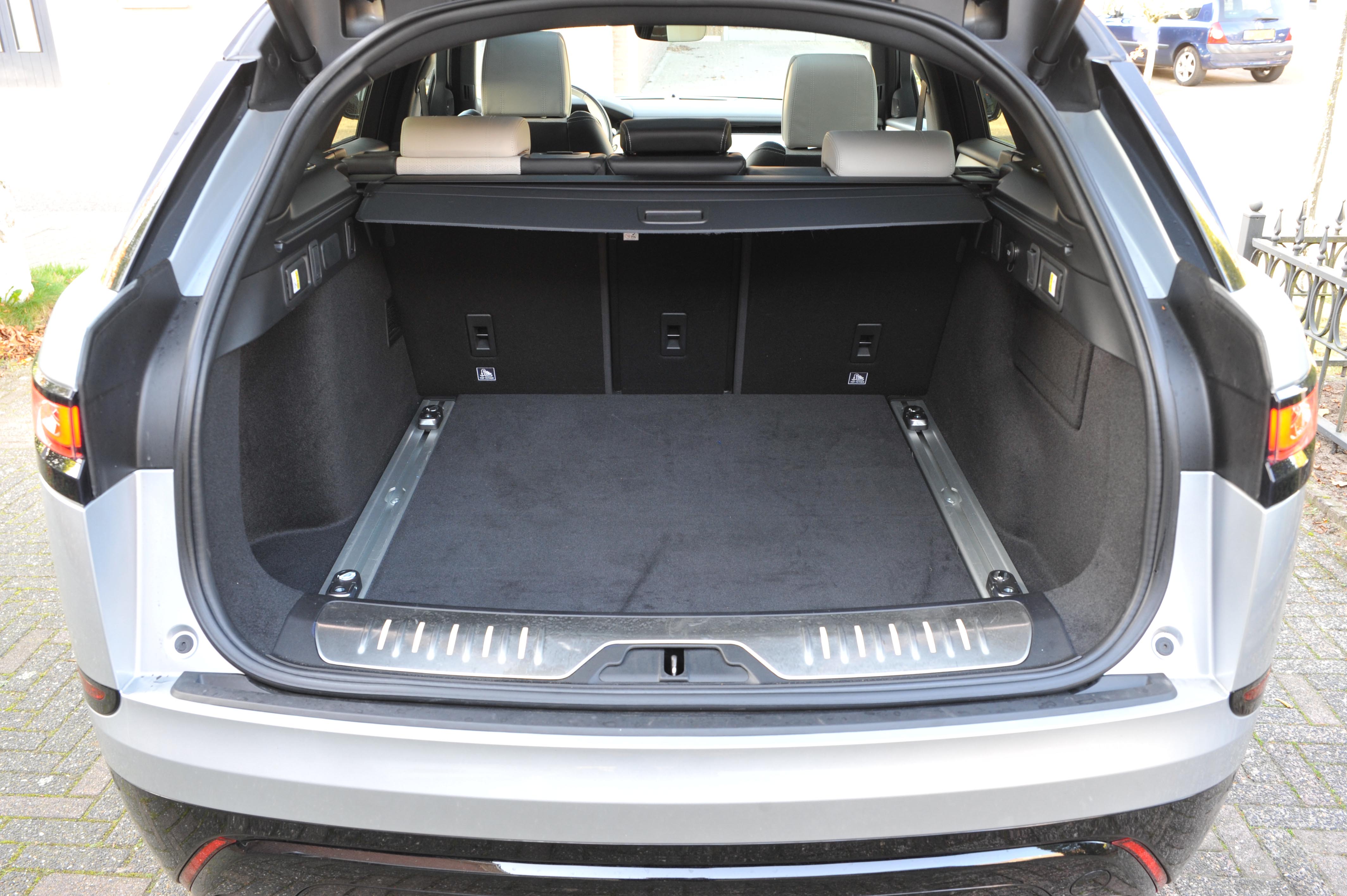 Range Rover plaatst de nieuwe Velar mooi tussen de compacte Evoque en de Range Rover Sport. De auto heeft een fors formaat en dito binnenruimte. Het rijgedrag is comfortabel.