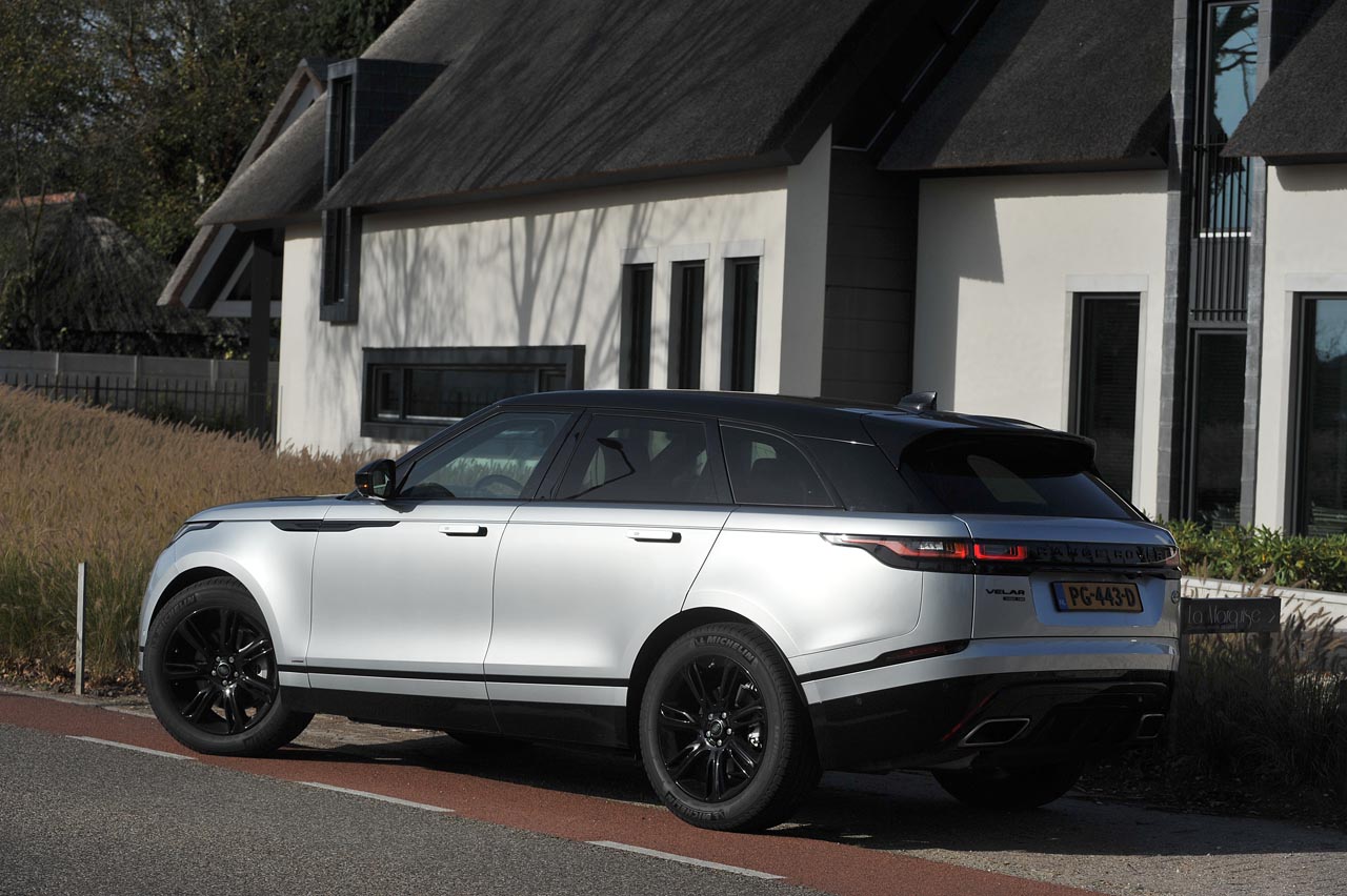 Range Rover plaatst de nieuwe Velar mooi tussen de compacte Evoque en de Range Rover Sport. De auto heeft een fors formaat en dito binnenruimte. Het rijgedrag is comfortabel.