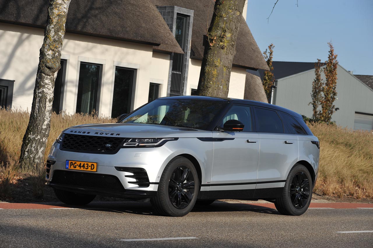 Range Rover plaatst de nieuwe Velar mooi tussen de compacte Evoque en de Range Rover Sport. De auto heeft een fors formaat en dito binnenruimte. Het rijgedrag is comfortabel.