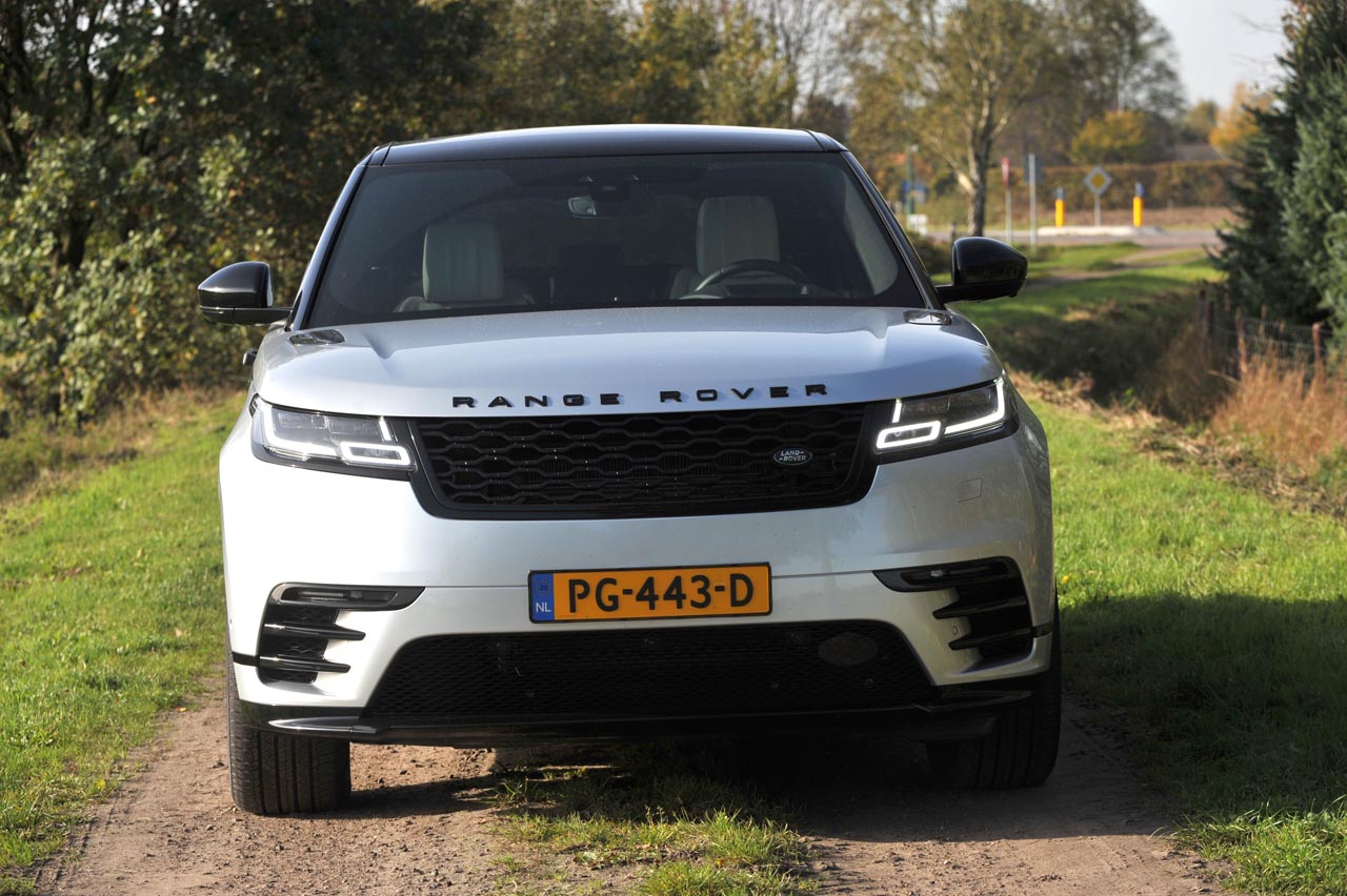 Range Rover plaatst de nieuwe Velar mooi tussen de compacte Evoque en de Range Rover Sport. De auto heeft een fors formaat en dito binnenruimte. Het rijgedrag is comfortabel.