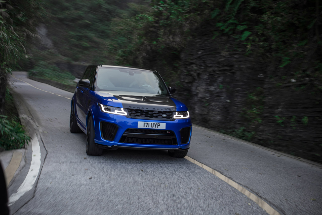 Ho-Pin Tung reed een recordtijd op de Chinese Tianmen road met een Range Rover Sport SVR.