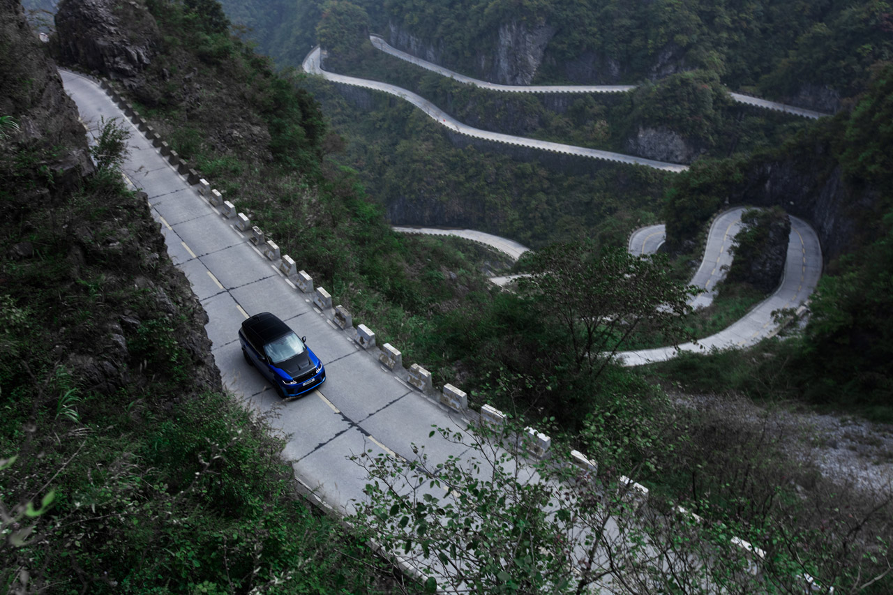 Ho-Pin Tung reed een recordtijd op de Chinese Tianmen road met een Range Rover Sport SVR.