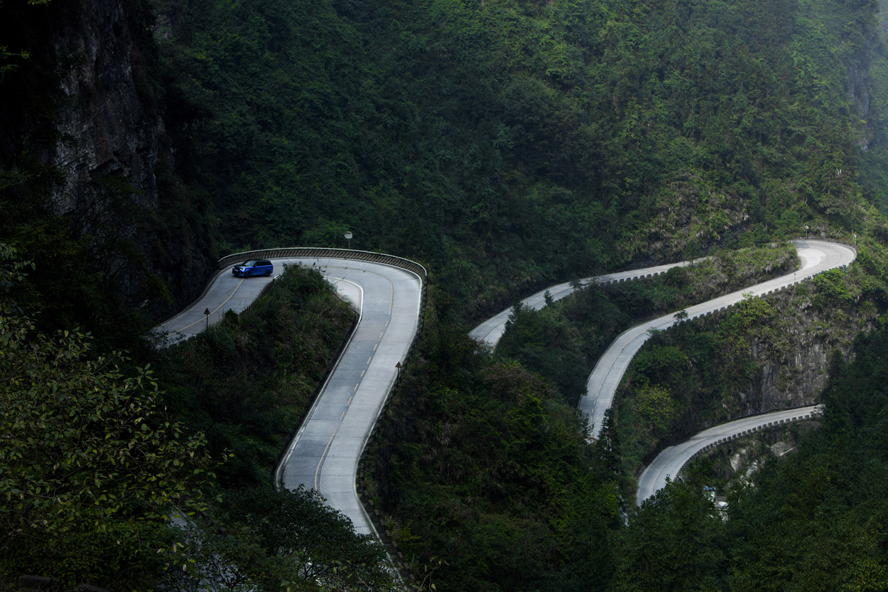 Ho-Pin Tung reed een recordtijd op de Chinese Tianmen road met een Range Rover Sport SVR.