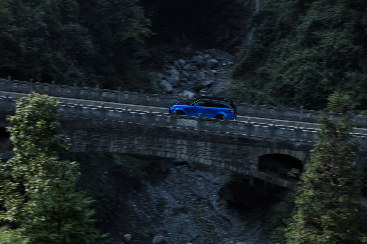 Ho-Pin Tung reed een recordtijd op de Chinese Tianmen road met een Range Rover Sport SVR.