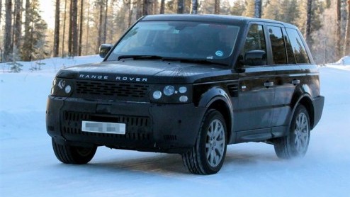 De facelift voor de Range Rover (Sport) zit nog steeds in de pijplijn. Het topmodel van Land Rover werd gesignaleerd in het winterse Scandinavi en kan rekenen op minieme vernieuwingen aan de koets.