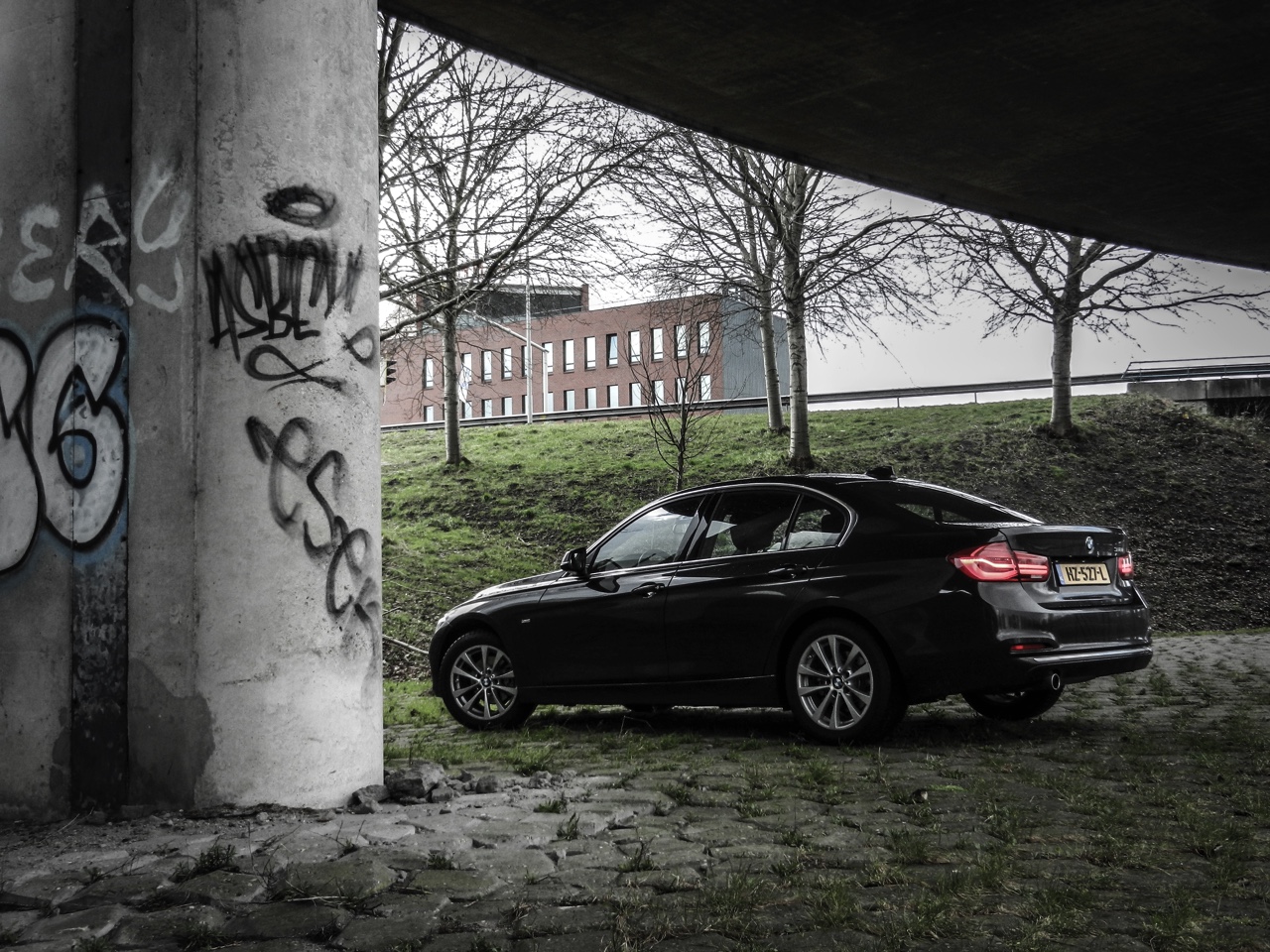 Autotest BMW 3 Serie met driecilinder. In deze test rijdt AutoVandaag met de BMW 318i, de nieuwe instapper met 1.5 liter driecilinder motor. Stijgt de ratio boven emotie uit?