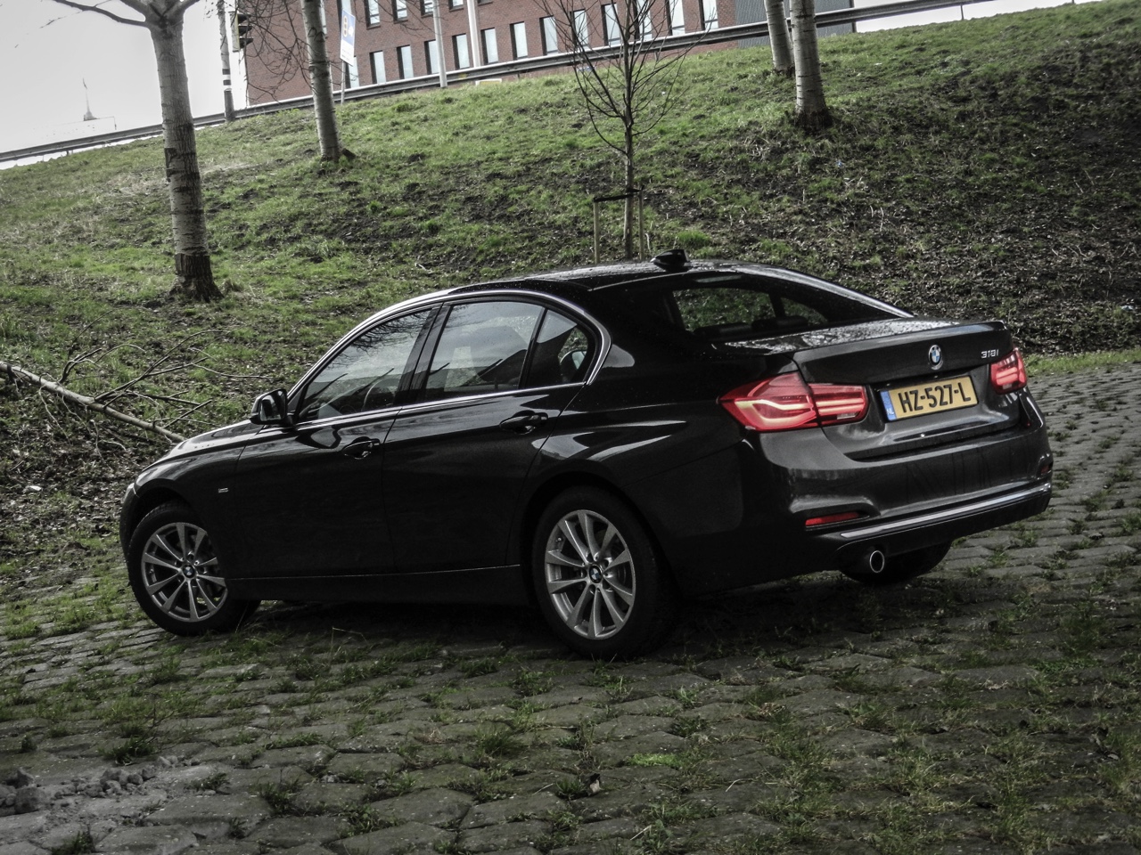 Autotest BMW 3 Serie met driecilinder. In deze test rijdt AutoVandaag met de BMW 318i, de nieuwe instapper met 1.5 liter driecilinder motor. Stijgt de ratio boven emotie uit?