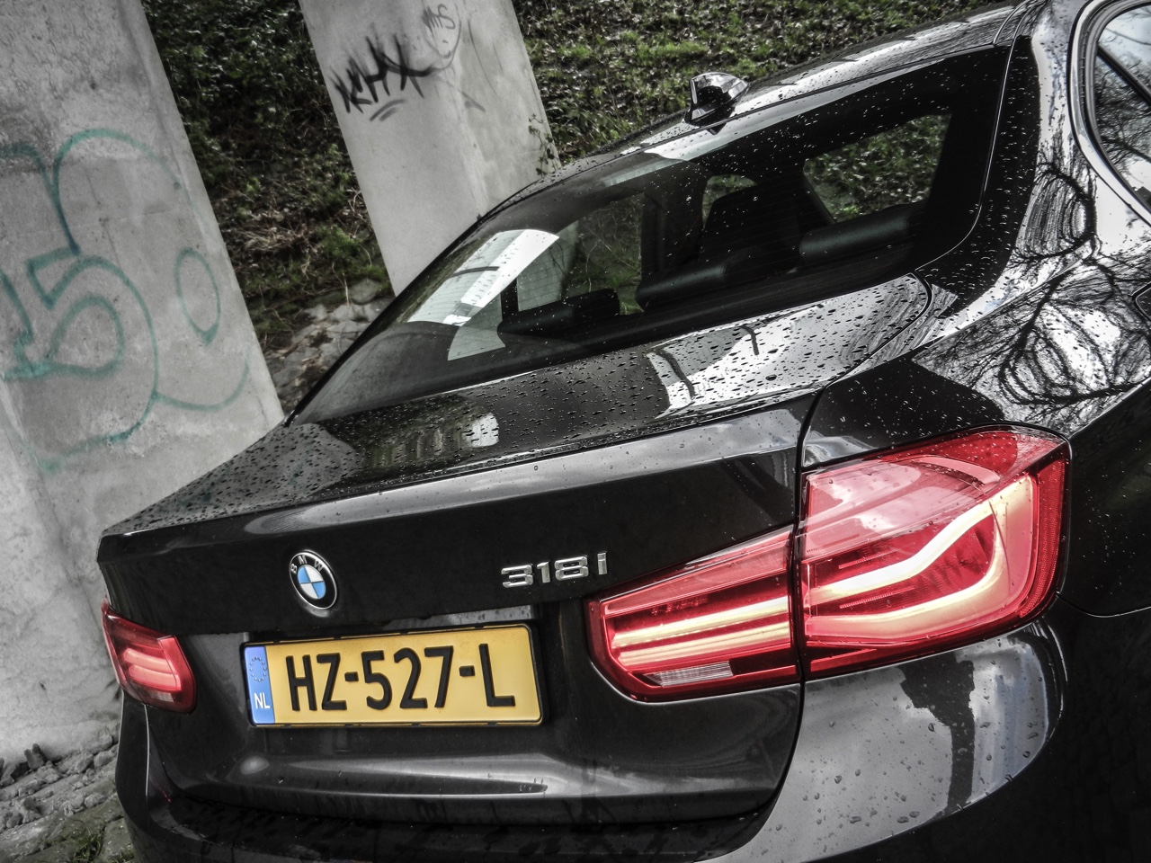 Autotest BMW 3 Serie met driecilinder. In deze test rijdt AutoVandaag met de BMW 318i, de nieuwe instapper met 1.5 liter driecilinder motor. Stijgt de ratio boven emotie uit?