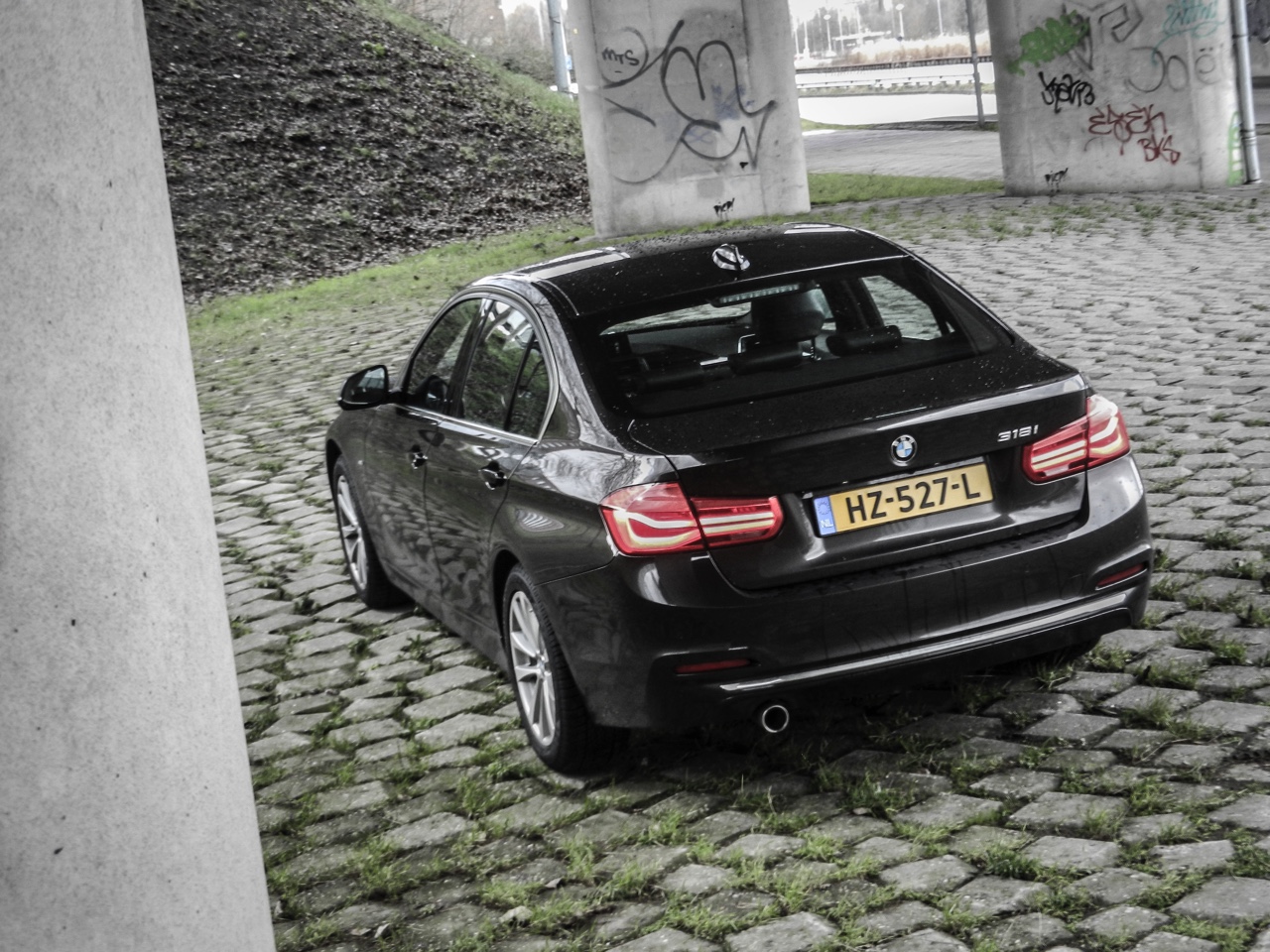Autotest BMW 3 Serie met driecilinder. In deze test rijdt AutoVandaag met de BMW 318i, de nieuwe instapper met 1.5 liter driecilinder motor. Stijgt de ratio boven emotie uit?