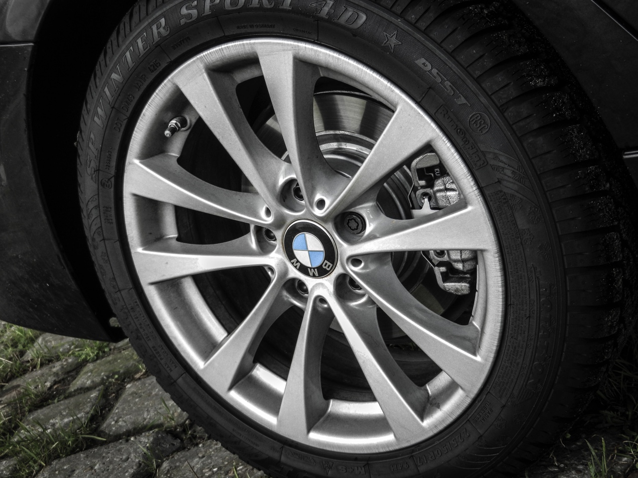 Autotest BMW 3 Serie met driecilinder. In deze test rijdt AutoVandaag met de BMW 318i, de nieuwe instapper met 1.5 liter driecilinder motor. Stijgt de ratio boven emotie uit?