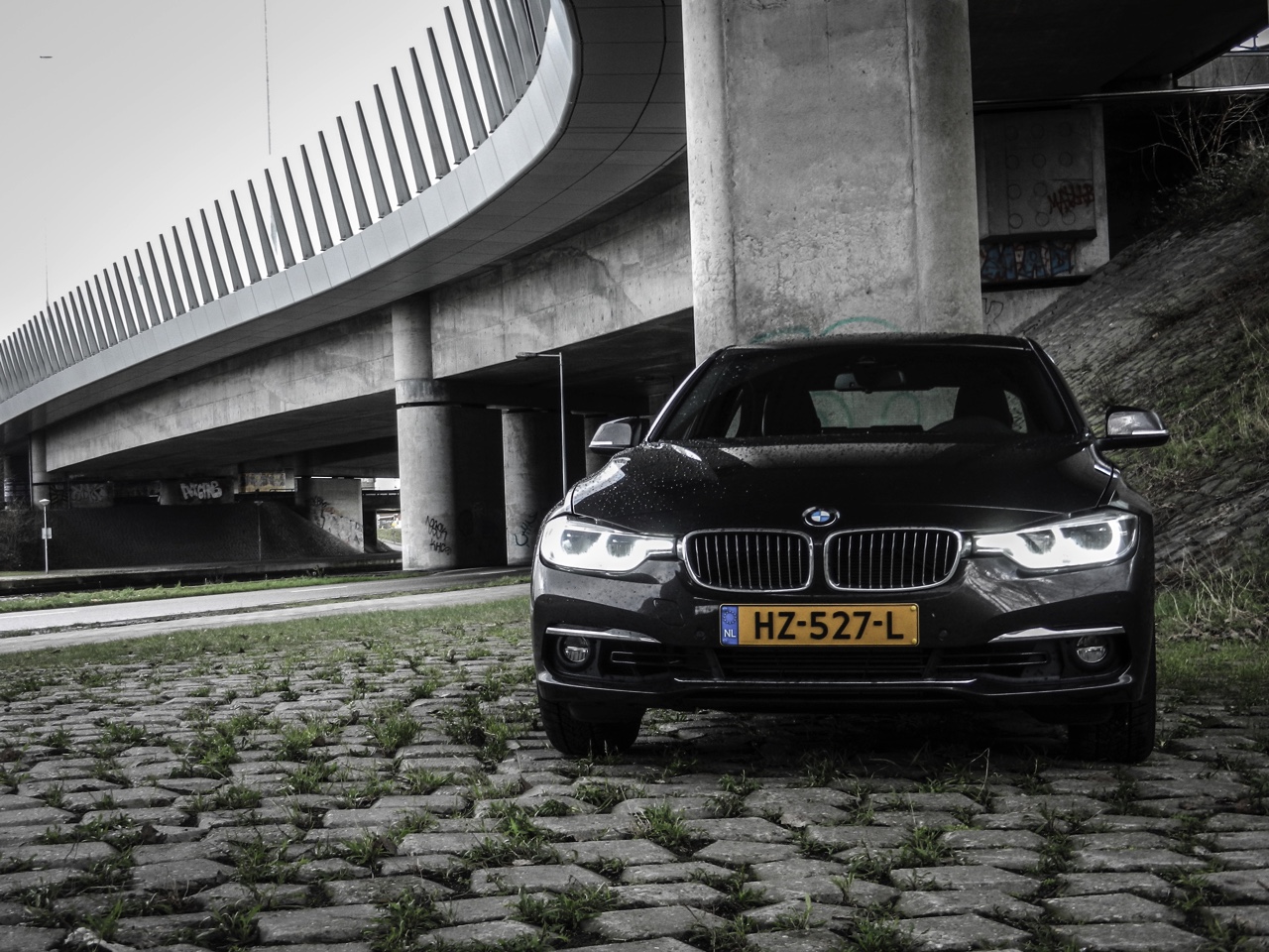 Autotest BMW 3 Serie met driecilinder. In deze test rijdt AutoVandaag met de BMW 318i, de nieuwe instapper met 1.5 liter driecilinder motor. Stijgt de ratio boven emotie uit?