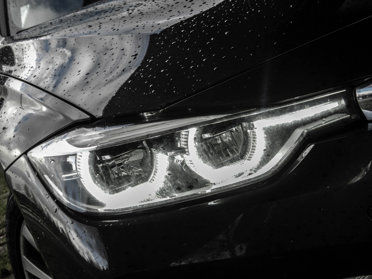 Autotest BMW 3 Serie met driecilinder. In deze test rijdt AutoVandaag met de BMW 318i, de nieuwe instapper met 1.5 liter driecilinder motor. Stijgt de ratio boven emotie uit?