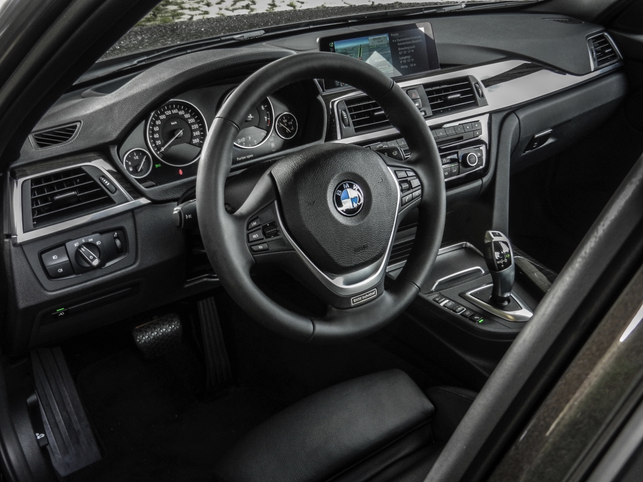 Autotest BMW 3 Serie met driecilinder. In deze test rijdt AutoVandaag met de BMW 318i, de nieuwe instapper met 1.5 liter driecilinder motor. Stijgt de ratio boven emotie uit?