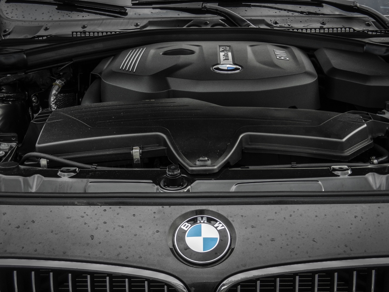 Autotest BMW 3 Serie met driecilinder. In deze test rijdt AutoVandaag met de BMW 318i, de nieuwe instapper met 1.5 liter driecilinder motor. Stijgt de ratio boven emotie uit?