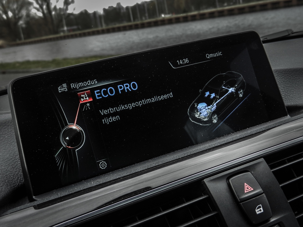 Autotest BMW 3 Serie met driecilinder. In deze test rijdt AutoVandaag met de BMW 318i, de nieuwe instapper met 1.5 liter driecilinder motor. Stijgt de ratio boven emotie uit?