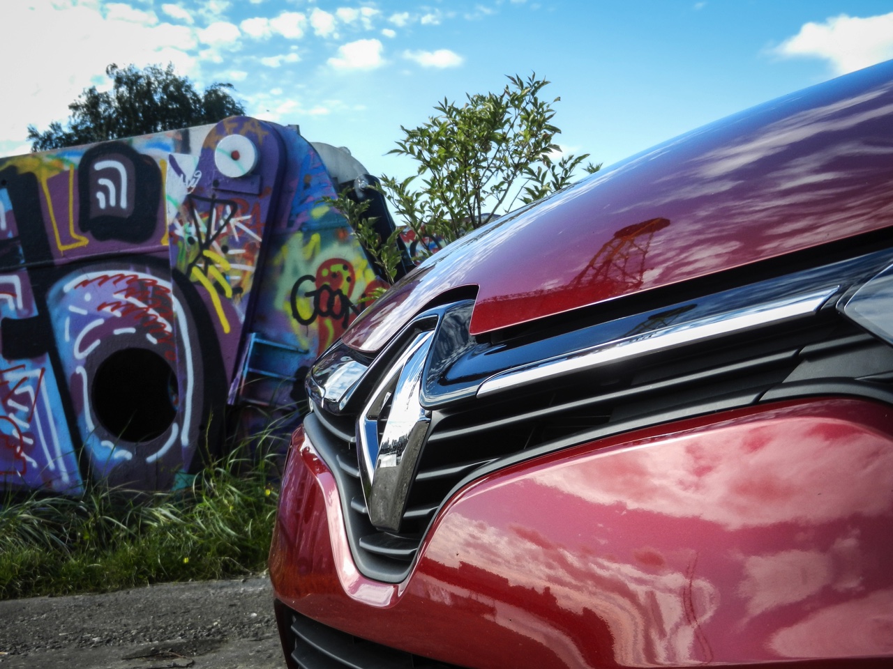 AutoVandaag deed een rijtest met de gefacelifte Renault Clio, in Estate-vorm. De facelift brengt naast vernieuwde looks en nieuwe uitrusting ook een sterkere motorisatie met zich mee. Is dat genoeg?