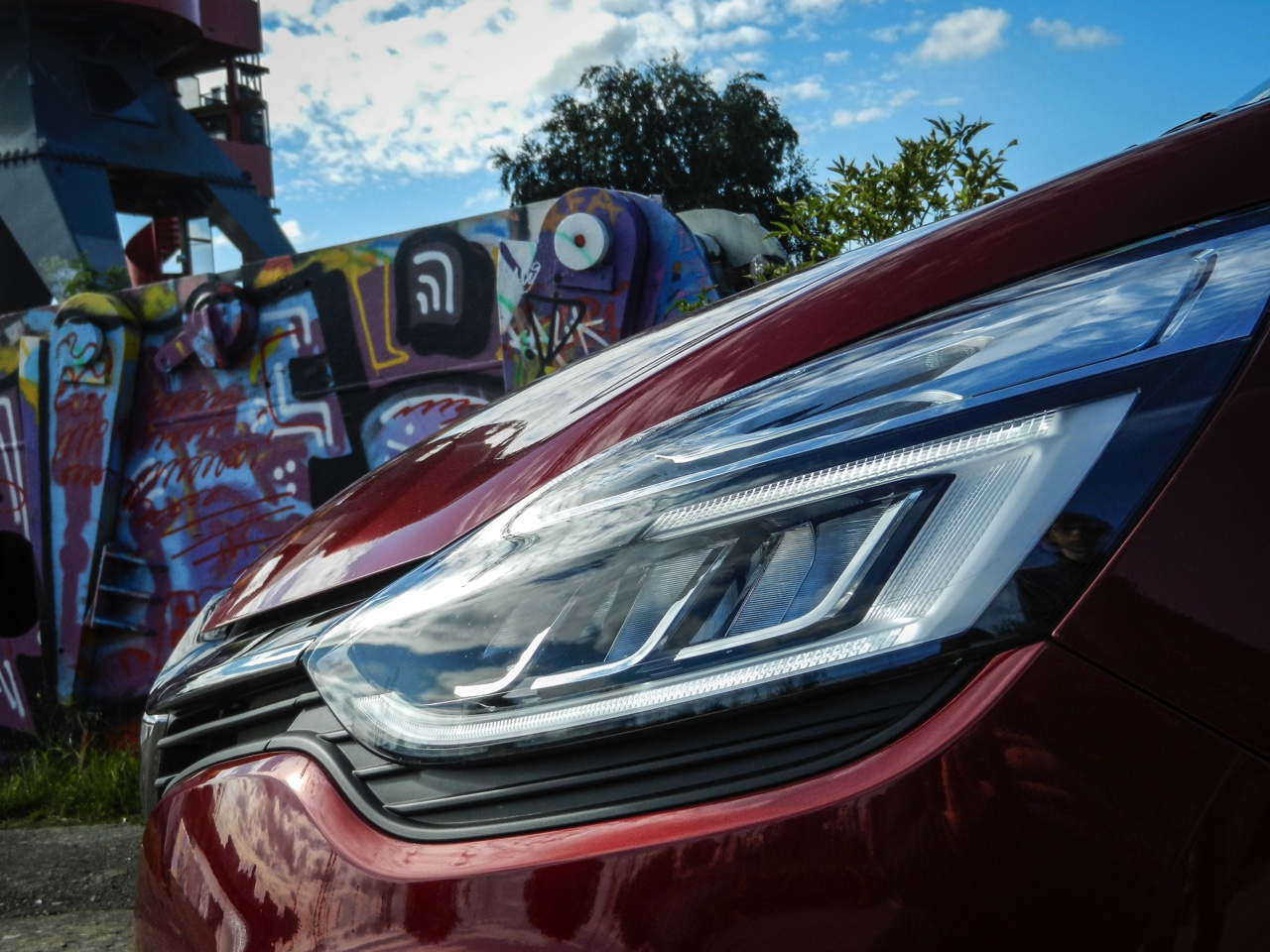 AutoVandaag deed een rijtest met de gefacelifte Renault Clio, in Estate-vorm. De facelift brengt naast vernieuwde looks en nieuwe uitrusting ook een sterkere motorisatie met zich mee. Is dat genoeg?