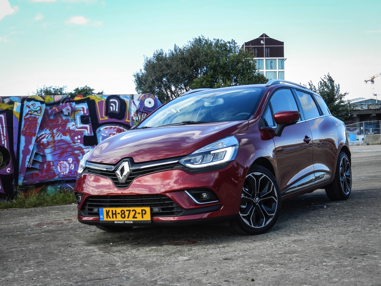 AutoVandaag deed een rijtest met de gefacelifte Renault Clio, in Estate-vorm. De facelift brengt naast vernieuwde looks en nieuwe uitrusting ook een sterkere motorisatie met zich mee. Is dat genoeg?