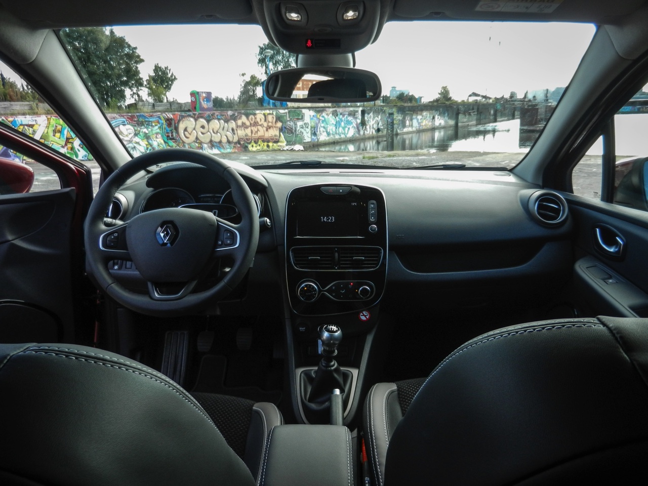 AutoVandaag deed een rijtest met de gefacelifte Renault Clio, in Estate-vorm. De facelift brengt naast vernieuwde looks en nieuwe uitrusting ook een sterkere motorisatie met zich mee. Is dat genoeg?