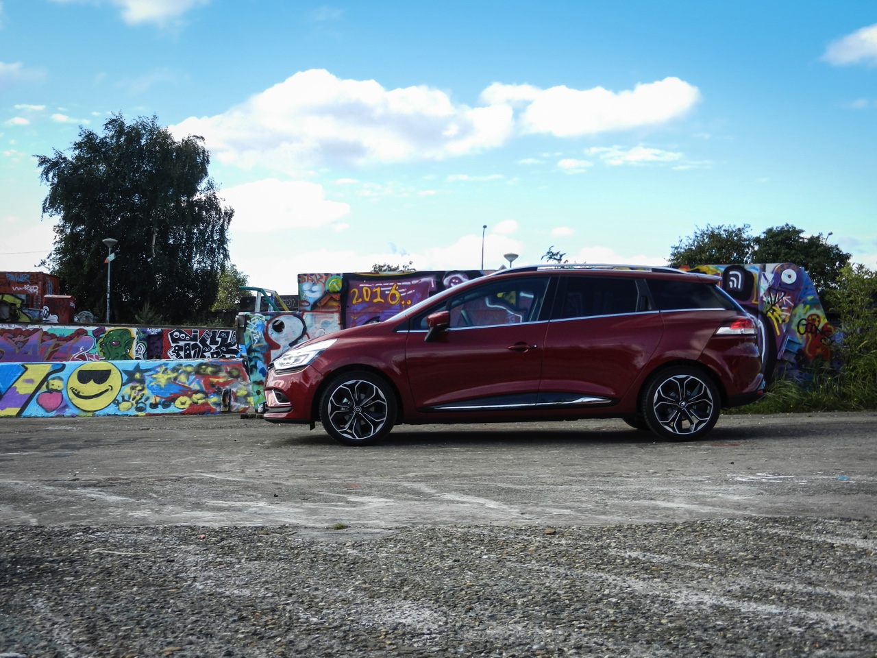 AutoVandaag deed een rijtest met de gefacelifte Renault Clio, in Estate-vorm. De facelift brengt naast vernieuwde looks en nieuwe uitrusting ook een sterkere motorisatie met zich mee. Is dat genoeg?