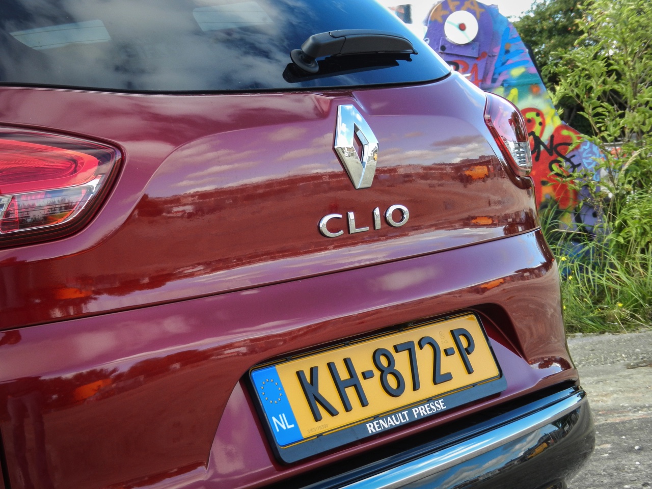 AutoVandaag deed een rijtest met de gefacelifte Renault Clio, in Estate-vorm. De facelift brengt naast vernieuwde looks en nieuwe uitrusting ook een sterkere motorisatie met zich mee. Is dat genoeg?