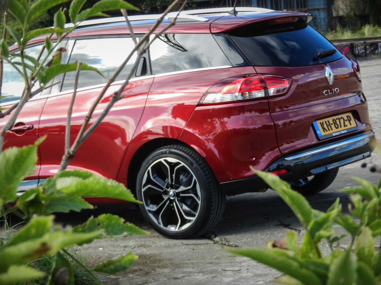AutoVandaag deed een rijtest met de gefacelifte Renault Clio, in Estate-vorm. De facelift brengt naast vernieuwde looks en nieuwe uitrusting ook een sterkere motorisatie met zich mee. Is dat genoeg?