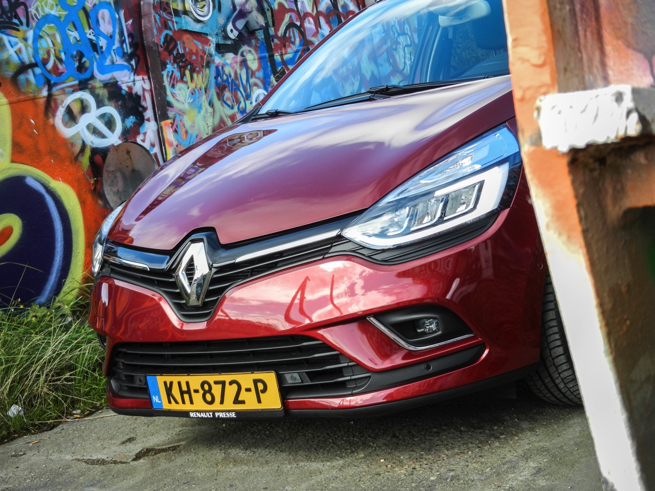 AutoVandaag deed een rijtest met de gefacelifte Renault Clio, in Estate-vorm. De facelift brengt naast vernieuwde looks en nieuwe uitrusting ook een sterkere motorisatie met zich mee. Is dat genoeg?