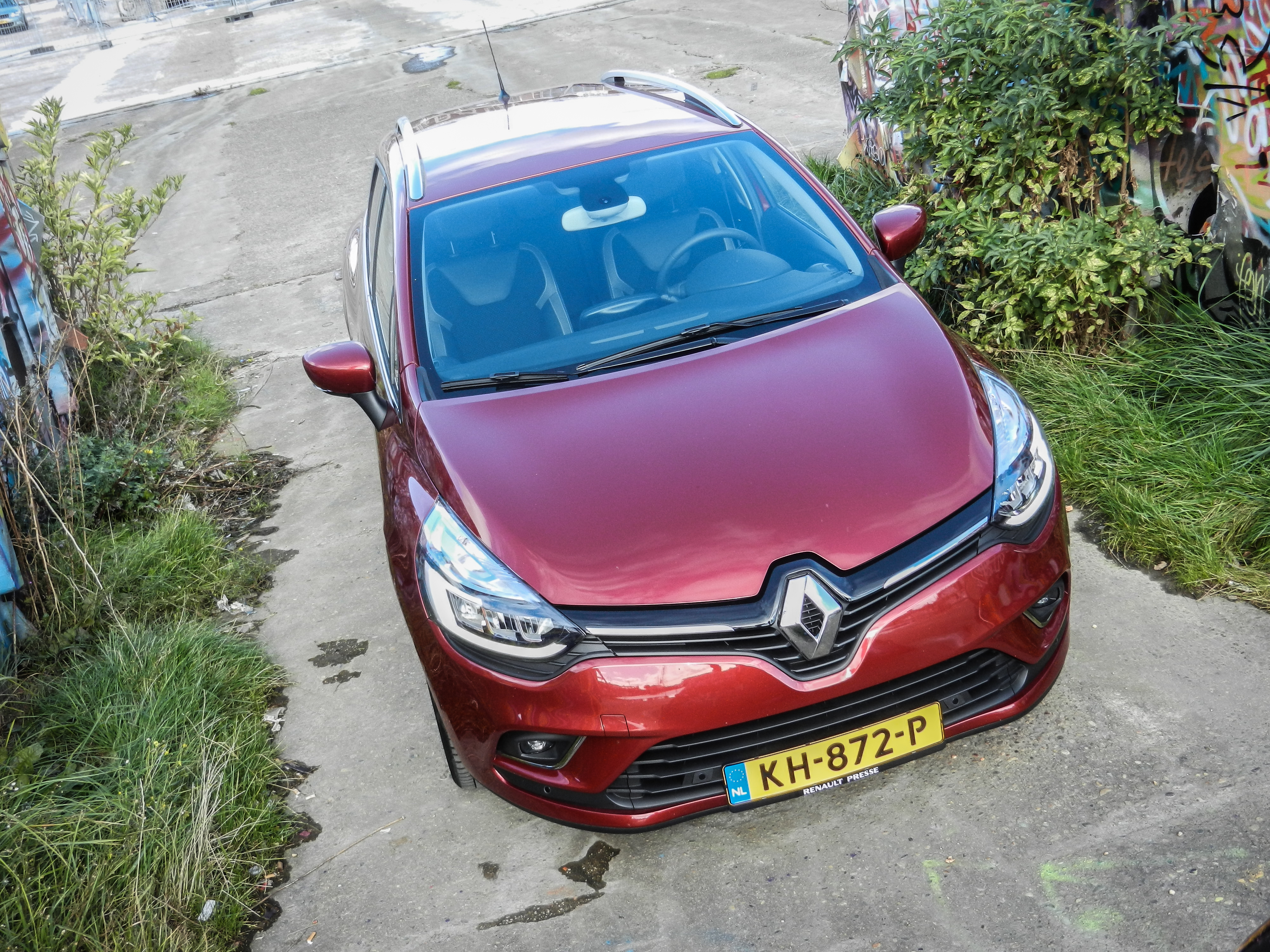 AutoVandaag deed een rijtest met de gefacelifte Renault Clio, in Estate-vorm. De facelift brengt naast vernieuwde looks en nieuwe uitrusting ook een sterkere motorisatie met zich mee. Is dat genoeg?
