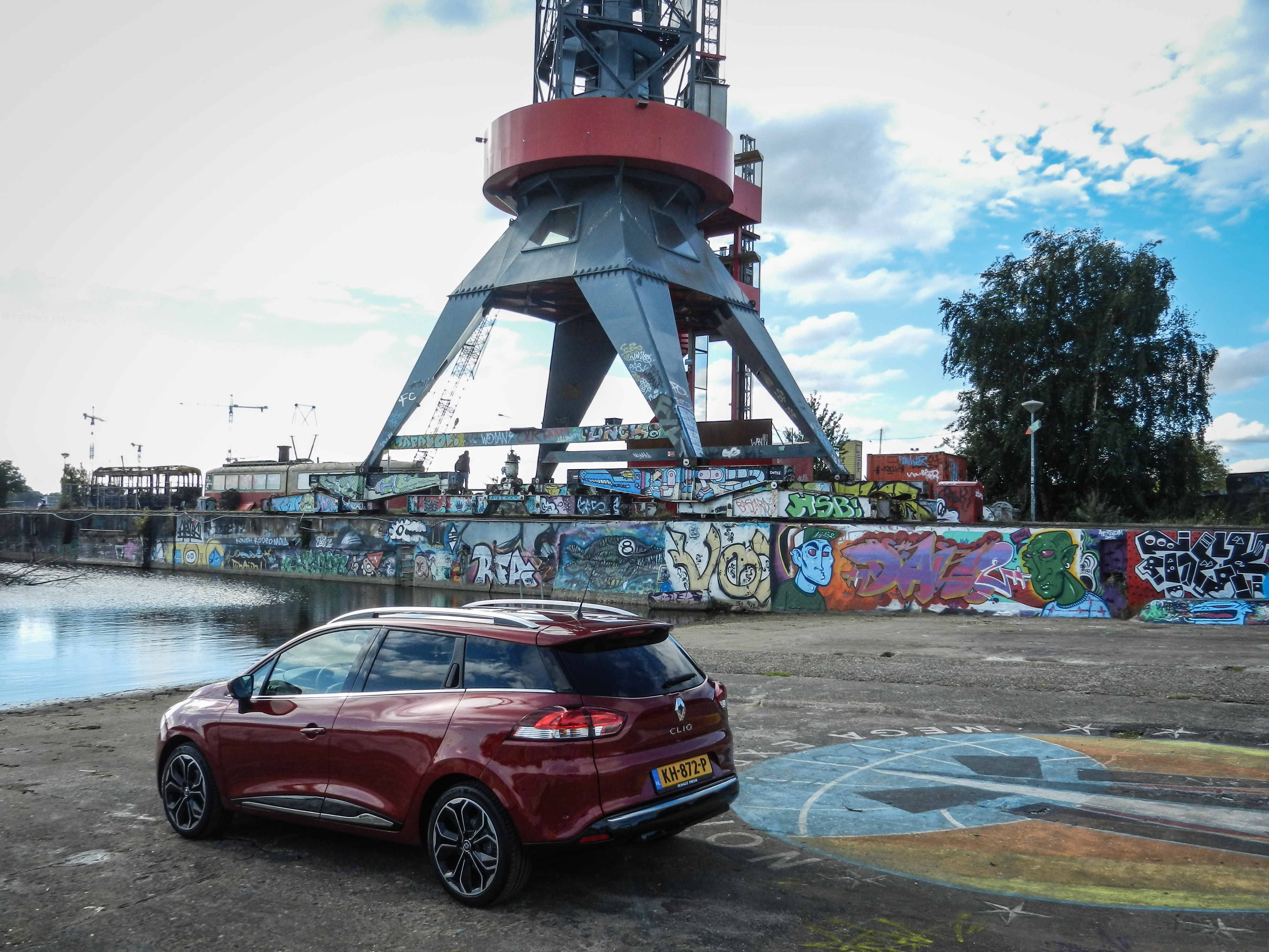 AutoVandaag deed een rijtest met de gefacelifte Renault Clio, in Estate-vorm. De facelift brengt naast vernieuwde looks en nieuwe uitrusting ook een sterkere motorisatie met zich mee. Is dat genoeg?