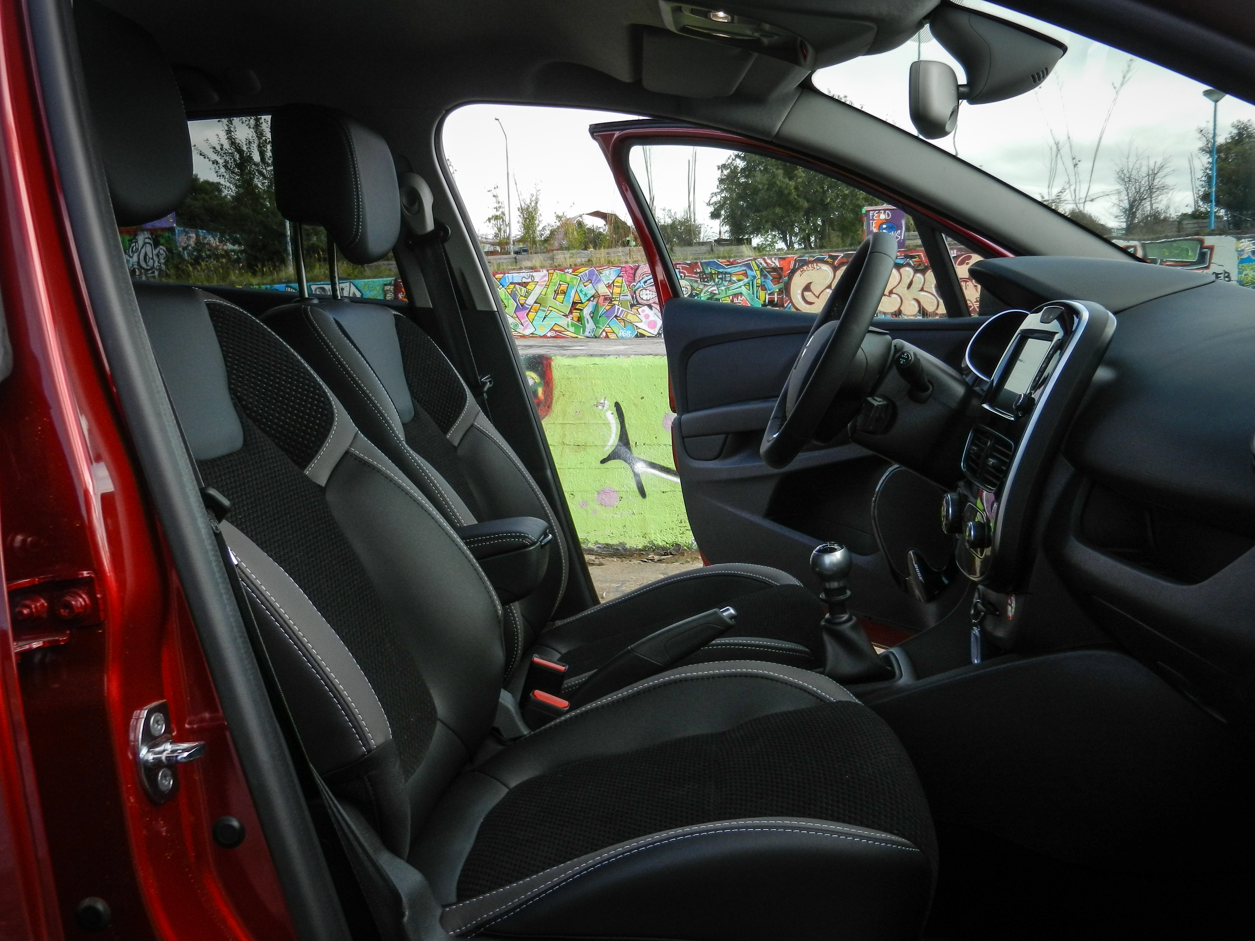 AutoVandaag deed een rijtest met de gefacelifte Renault Clio, in Estate-vorm. De facelift brengt naast vernieuwde looks en nieuwe uitrusting ook een sterkere motorisatie met zich mee. Is dat genoeg?
