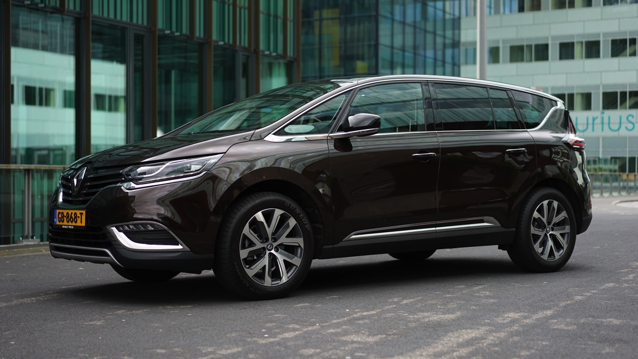 Gereden met de nieuwe Renault Espace. In deze autotest rijden we met de nieuwe Espace TCe 200 EDC Dynamique, met zeven stoelen en vrijwel alle opties. Kan de MPV crossover ons bekoren?