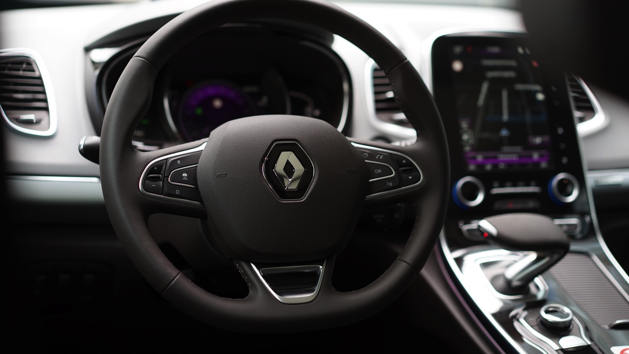Gereden met de nieuwe Renault Espace. In deze autotest rijden we met de nieuwe Espace TCe 200 EDC Dynamique, met zeven stoelen en vrijwel alle opties. Kan de MPV crossover ons bekoren?