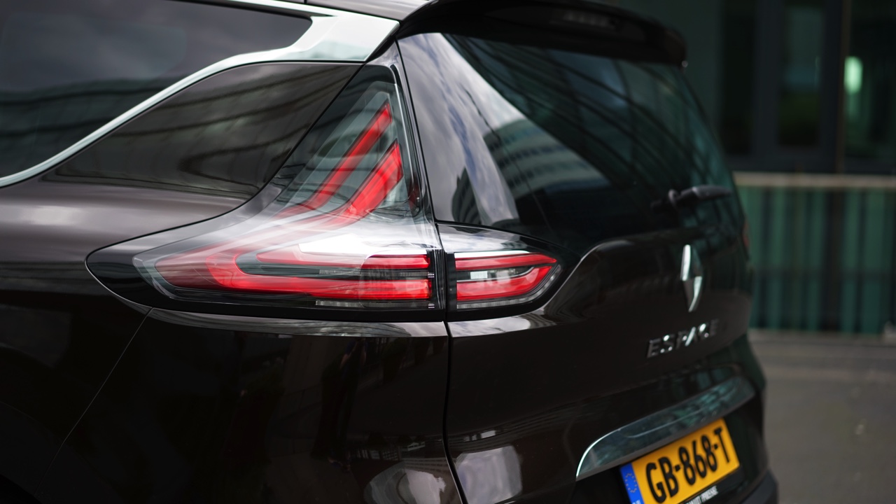 Gereden met de nieuwe Renault Espace. In deze autotest rijden we met de nieuwe Espace TCe 200 EDC Dynamique, met zeven stoelen en vrijwel alle opties. Kan de MPV crossover ons bekoren?