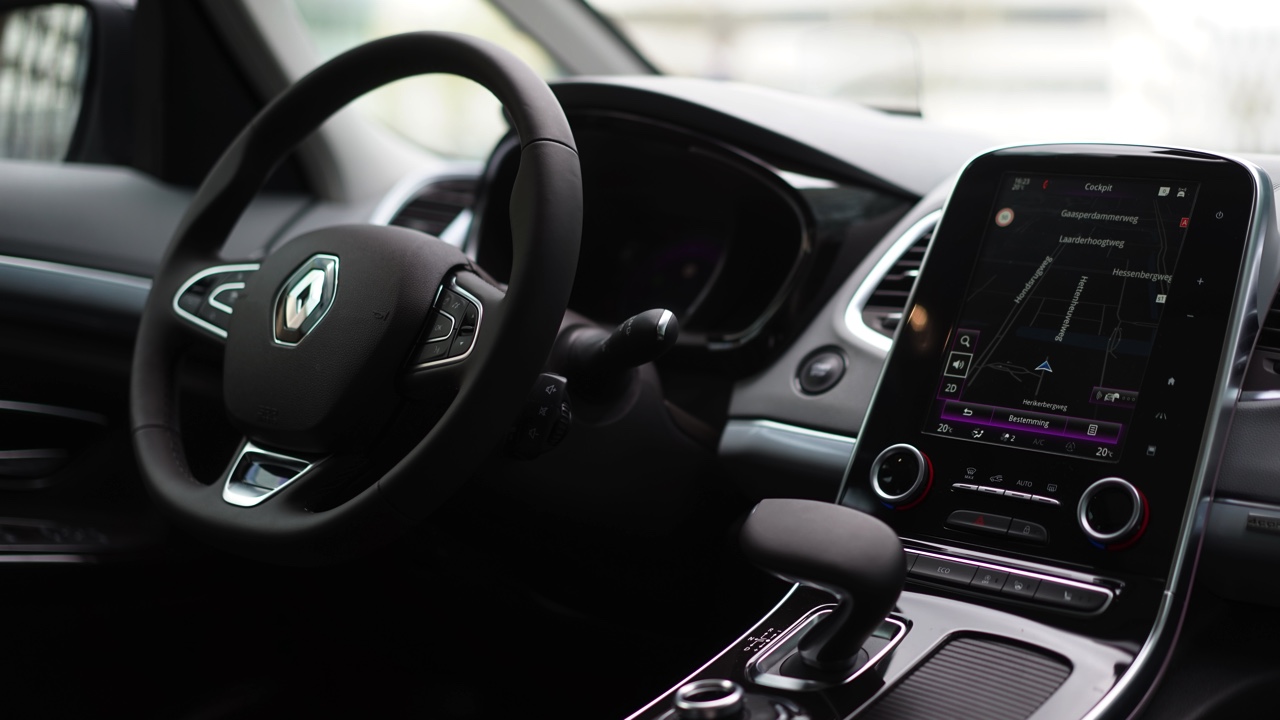 Gereden met de nieuwe Renault Espace. In deze autotest rijden we met de nieuwe Espace TCe 200 EDC Dynamique, met zeven stoelen en vrijwel alle opties. Kan de MPV crossover ons bekoren?