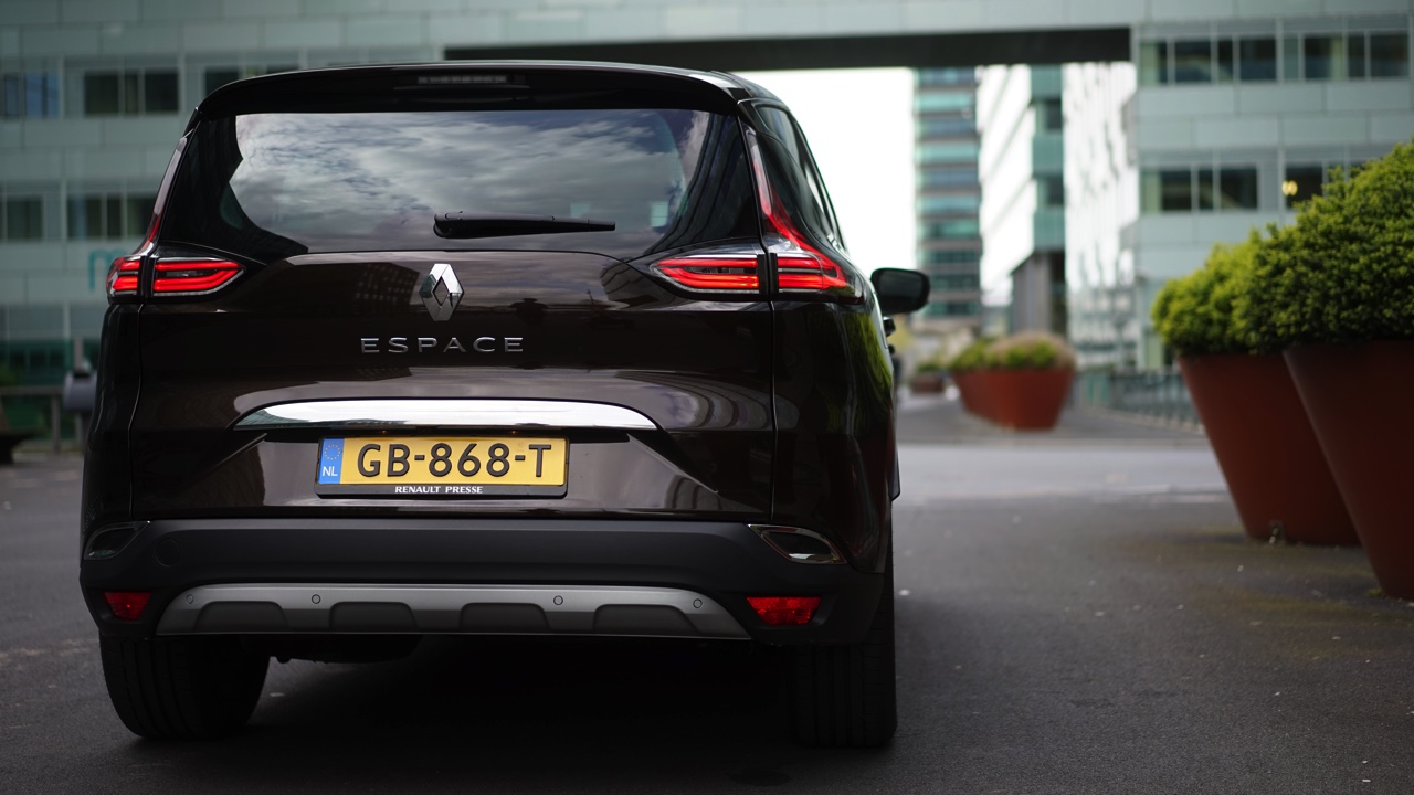 Gereden met de nieuwe Renault Espace. In deze autotest rijden we met de nieuwe Espace TCe 200 EDC Dynamique, met zeven stoelen en vrijwel alle opties. Kan de MPV crossover ons bekoren?