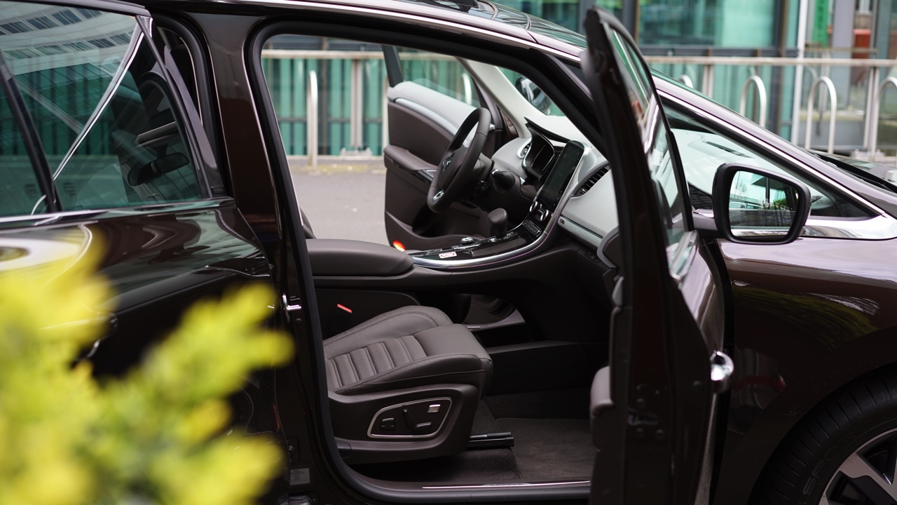 Gereden met de nieuwe Renault Espace. In deze autotest rijden we met de nieuwe Espace TCe 200 EDC Dynamique, met zeven stoelen en vrijwel alle opties. Kan de MPV crossover ons bekoren?