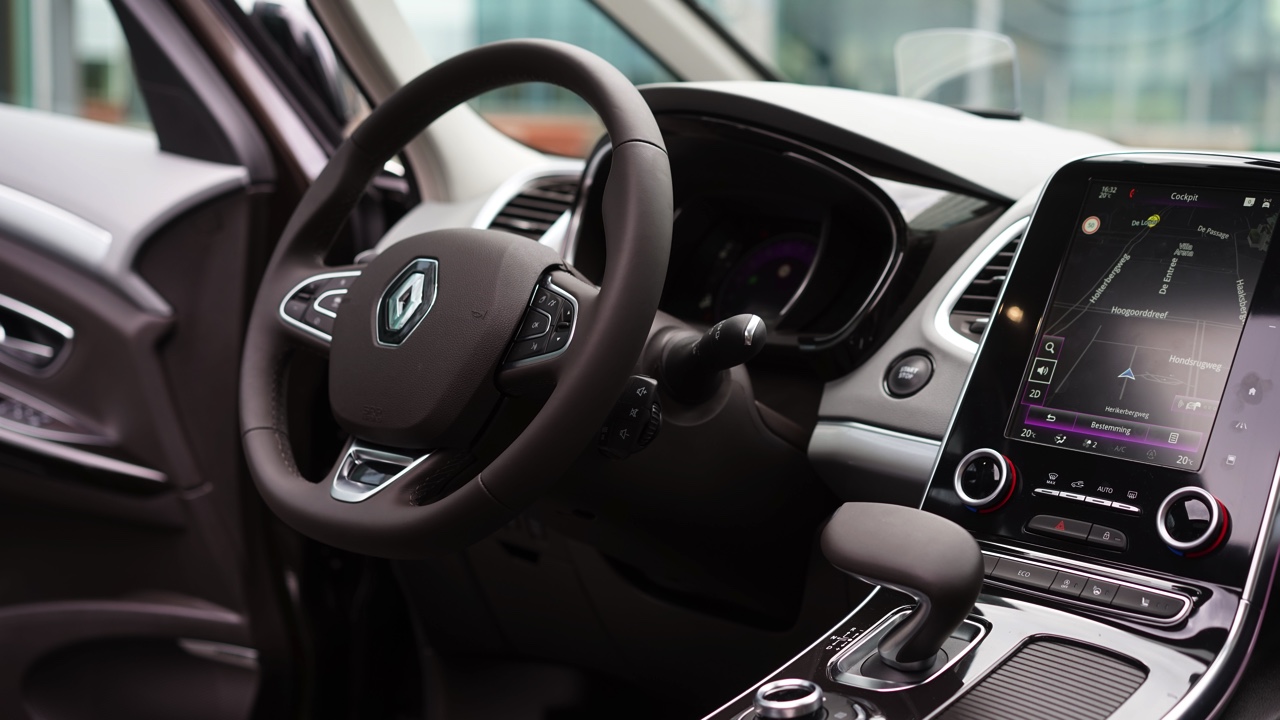Gereden met de nieuwe Renault Espace. In deze autotest rijden we met de nieuwe Espace TCe 200 EDC Dynamique, met zeven stoelen en vrijwel alle opties. Kan de MPV crossover ons bekoren?