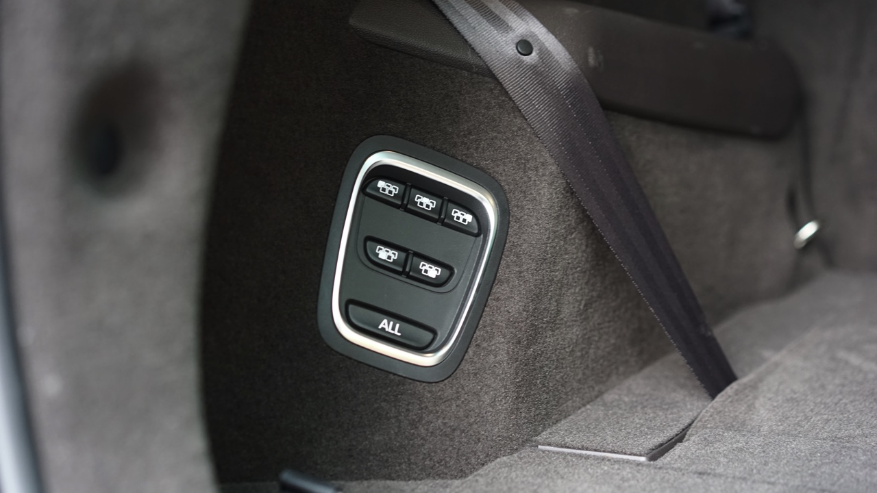 Gereden met de nieuwe Renault Espace. In deze autotest rijden we met de nieuwe Espace TCe 200 EDC Dynamique, met zeven stoelen en vrijwel alle opties. Kan de MPV crossover ons bekoren?