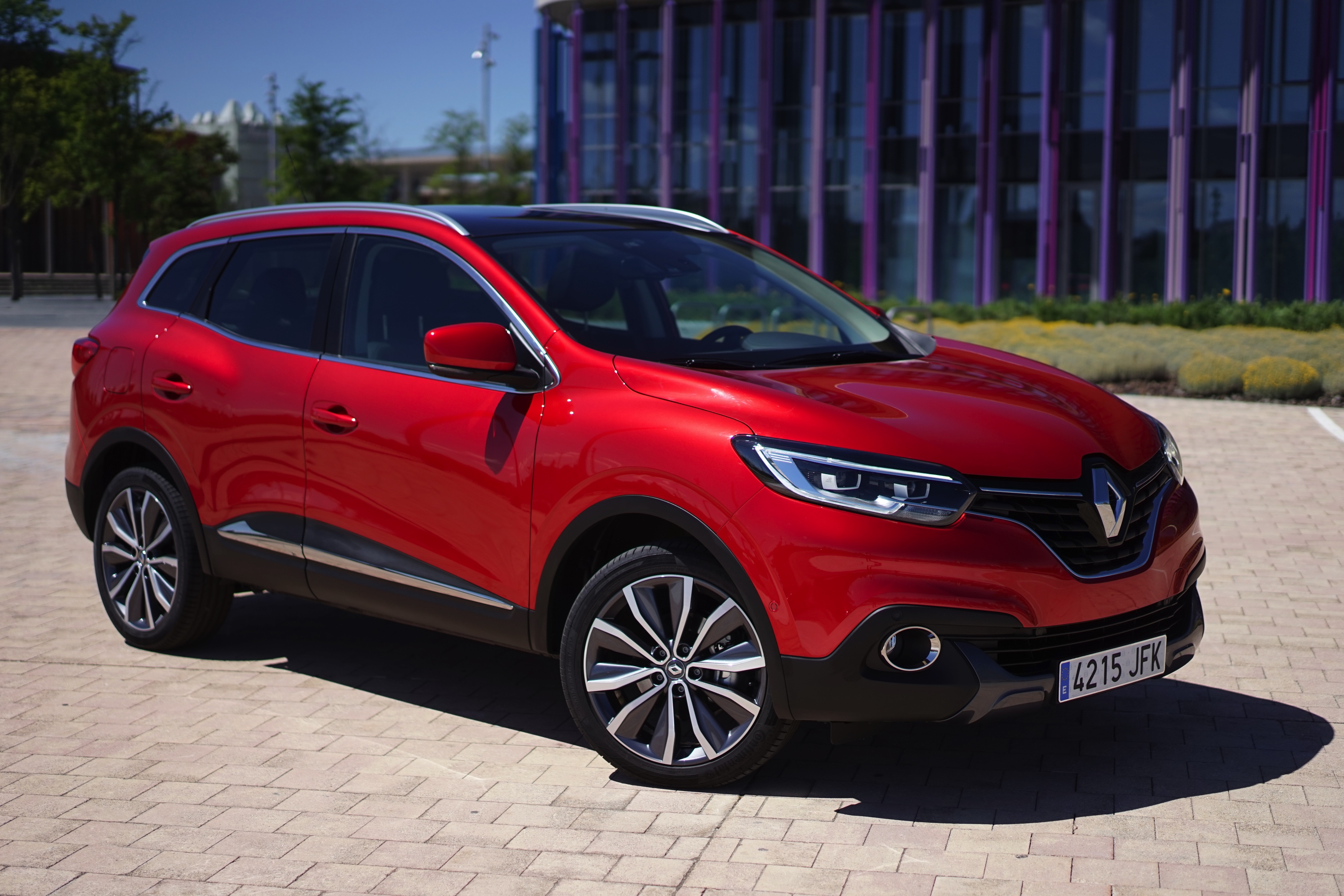 Renault zet in op crossovers. Na de Captur en de Espace is er nu de Kadjar. Gebaseerd op het platform van de Nissan Qashqai moet dit model weer nieuwe kopers naar Renault trekken. Rijtest!