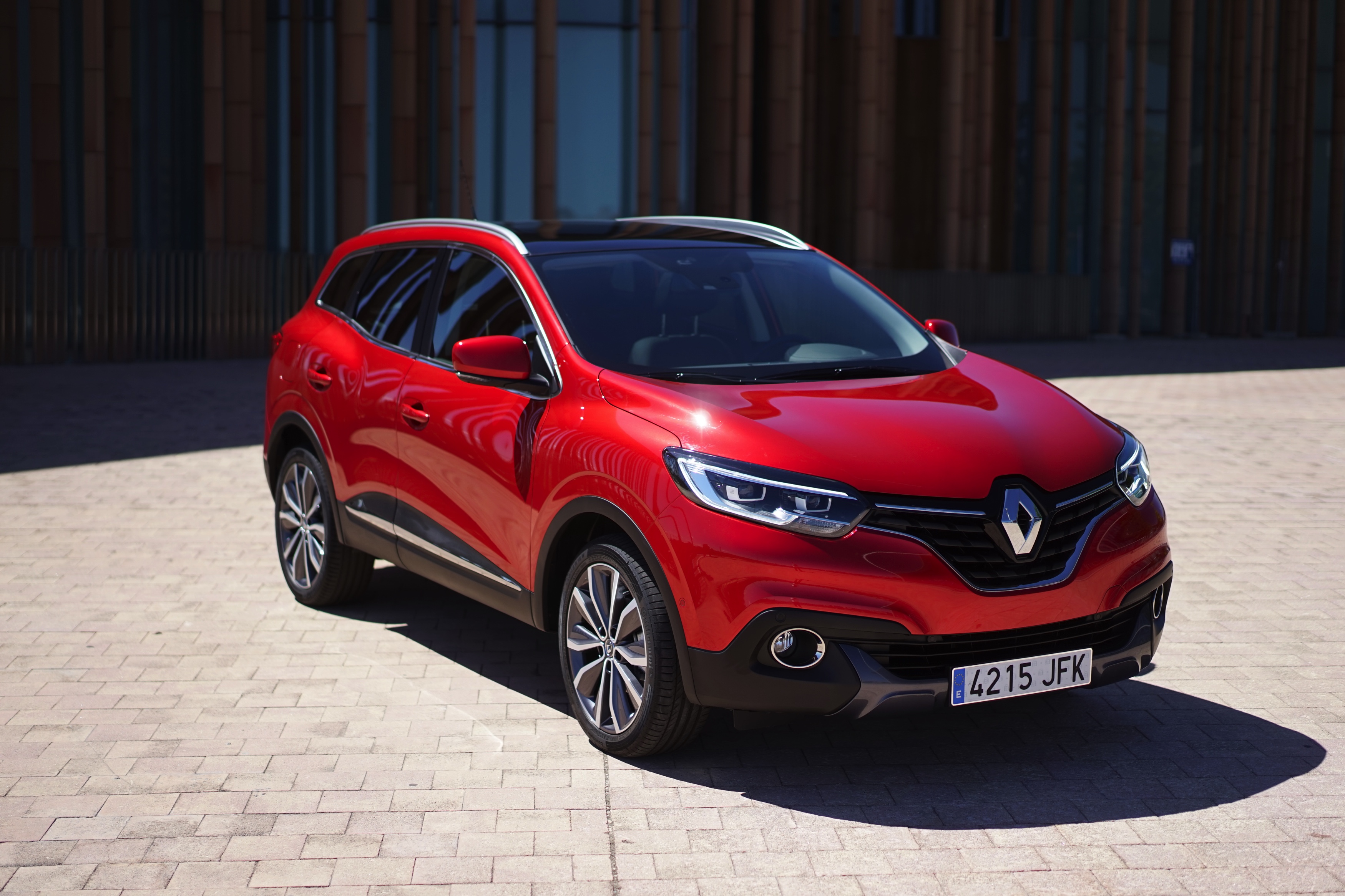 Renault zet in op crossovers. Na de Captur en de Espace is er nu de Kadjar. Gebaseerd op het platform van de Nissan Qashqai moet dit model weer nieuwe kopers naar Renault trekken. Rijtest!