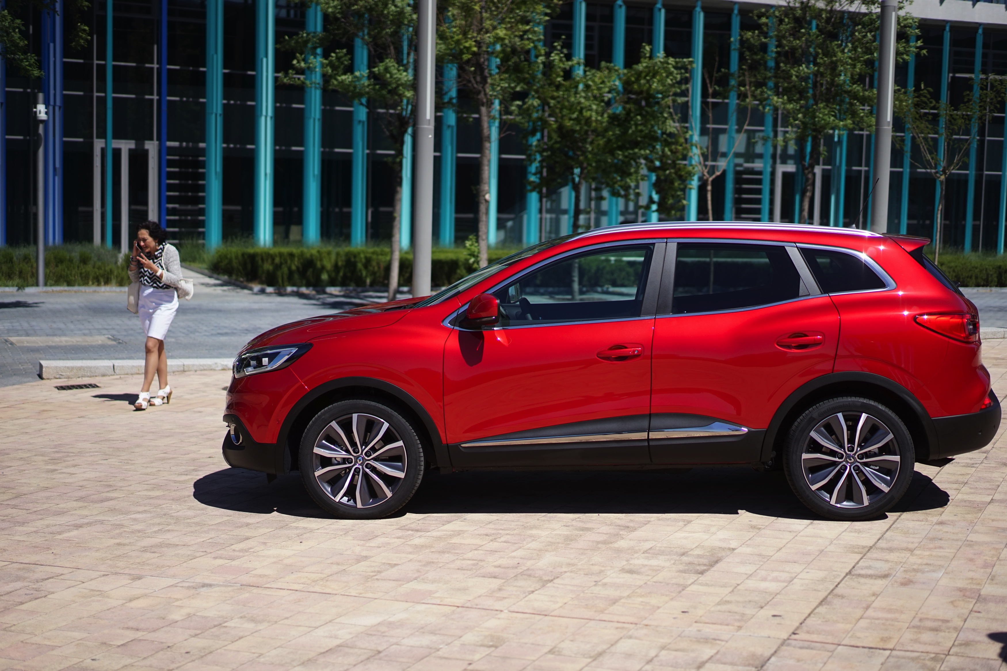 Renault zet in op crossovers. Na de Captur en de Espace is er nu de Kadjar. Gebaseerd op het platform van de Nissan Qashqai moet dit model weer nieuwe kopers naar Renault trekken. Rijtest!