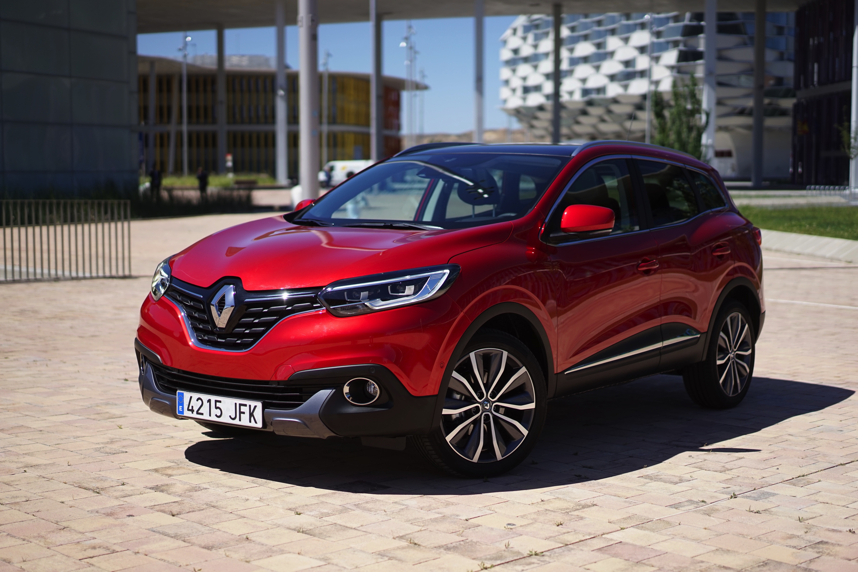 Renault zet in op crossovers. Na de Captur en de Espace is er nu de Kadjar. Gebaseerd op het platform van de Nissan Qashqai moet dit model weer nieuwe kopers naar Renault trekken. Rijtest!