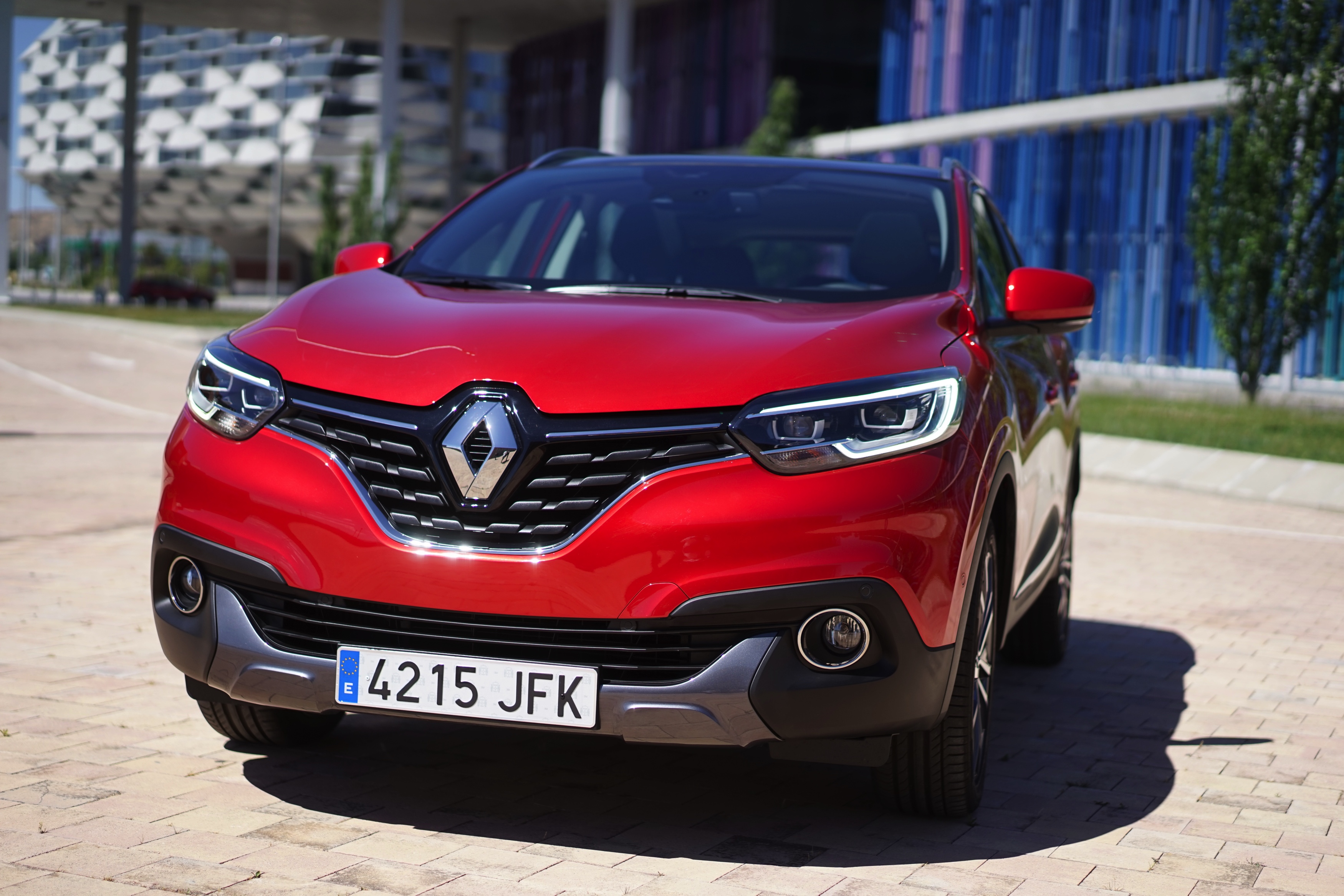 Renault zet in op crossovers. Na de Captur en de Espace is er nu de Kadjar. Gebaseerd op het platform van de Nissan Qashqai moet dit model weer nieuwe kopers naar Renault trekken. Rijtest!