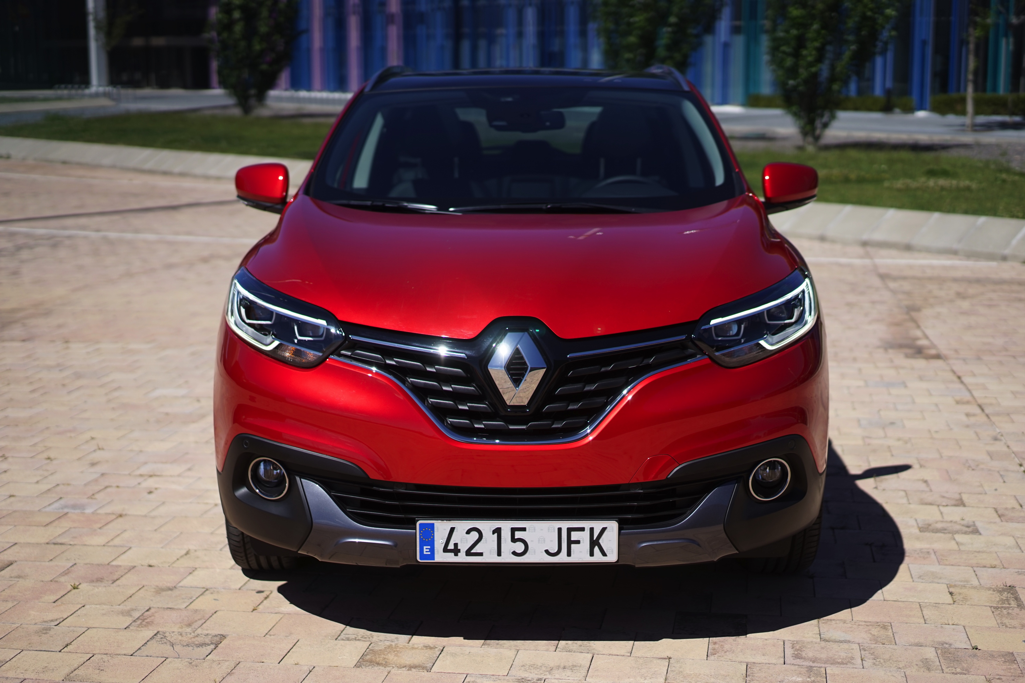 Renault zet in op crossovers. Na de Captur en de Espace is er nu de Kadjar. Gebaseerd op het platform van de Nissan Qashqai moet dit model weer nieuwe kopers naar Renault trekken. Rijtest!