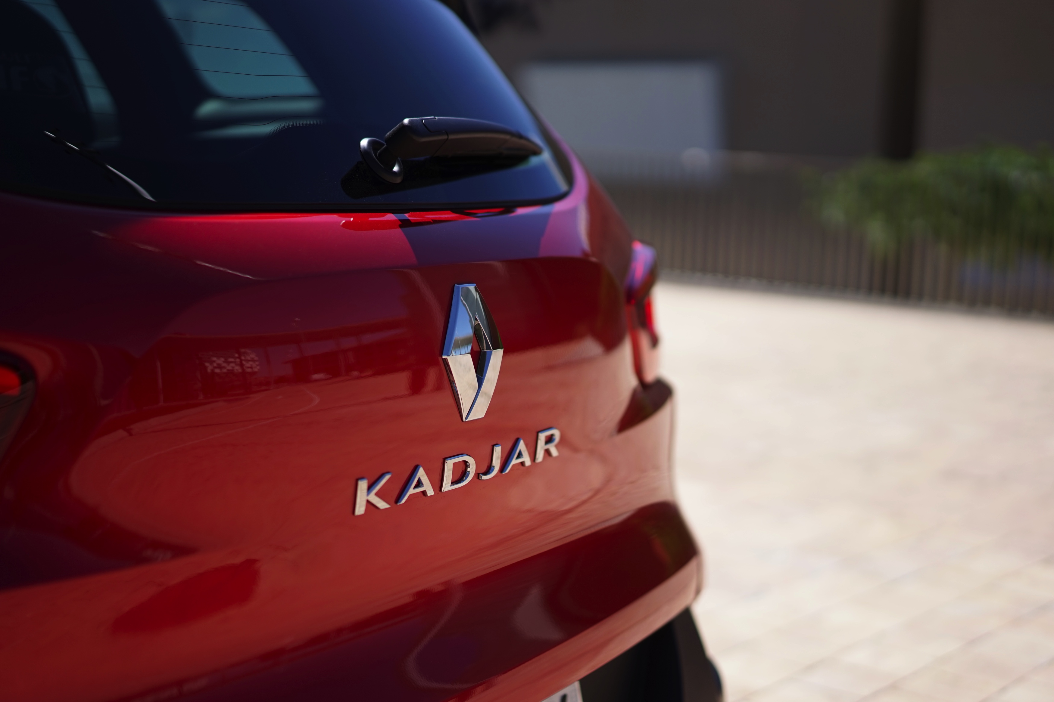 Renault zet in op crossovers. Na de Captur en de Espace is er nu de Kadjar. Gebaseerd op het platform van de Nissan Qashqai moet dit model weer nieuwe kopers naar Renault trekken. Rijtest!