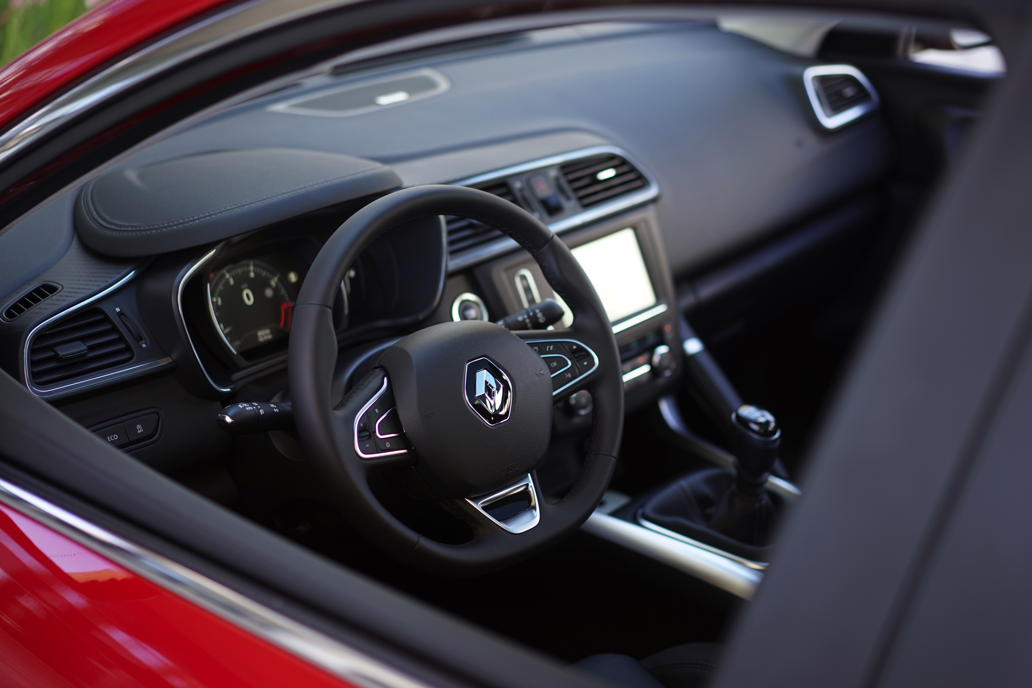 Renault zet in op crossovers. Na de Captur en de Espace is er nu de Kadjar. Gebaseerd op het platform van de Nissan Qashqai moet dit model weer nieuwe kopers naar Renault trekken. Rijtest!