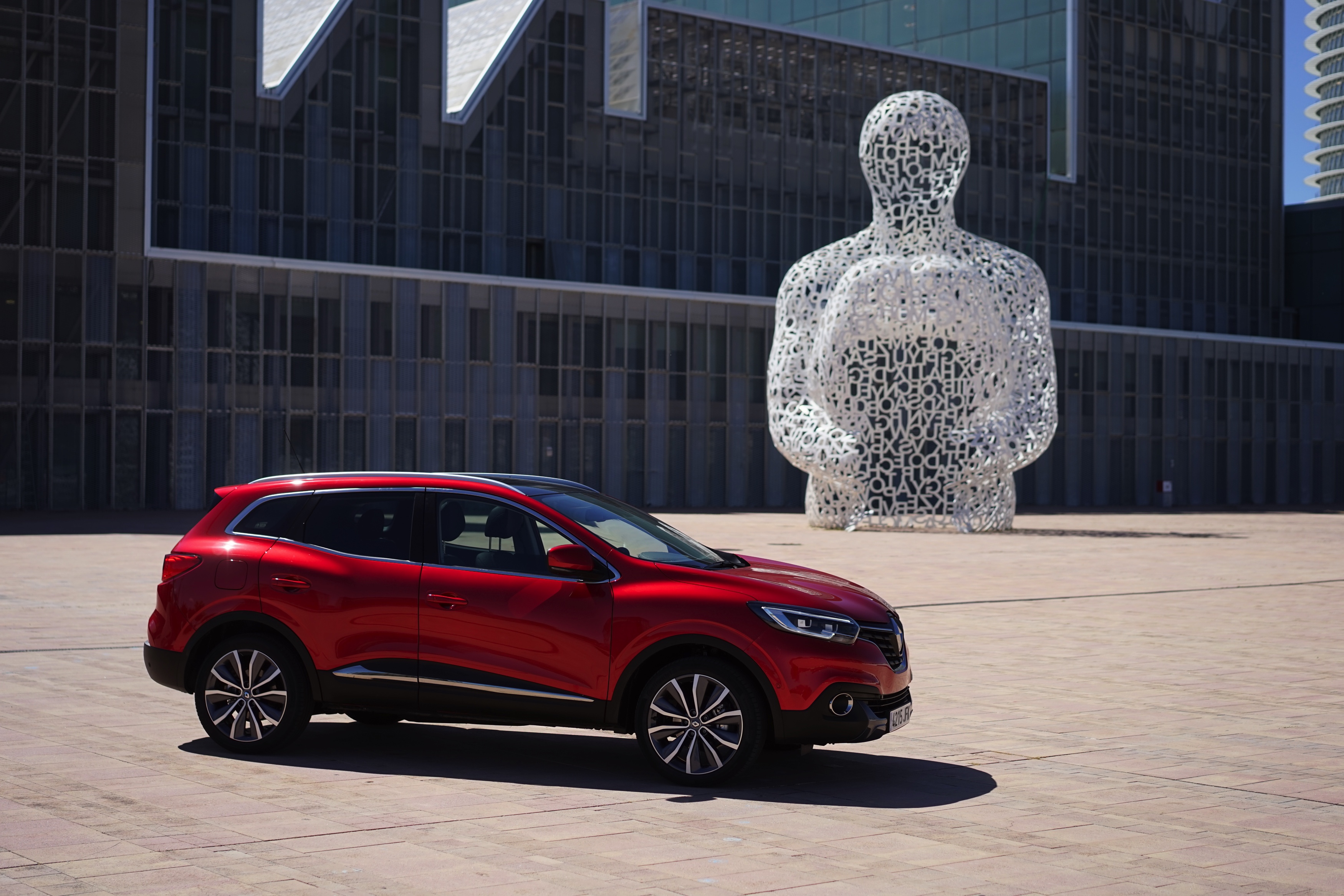 Renault zet in op crossovers. Na de Captur en de Espace is er nu de Kadjar. Gebaseerd op het platform van de Nissan Qashqai moet dit model weer nieuwe kopers naar Renault trekken. Rijtest!