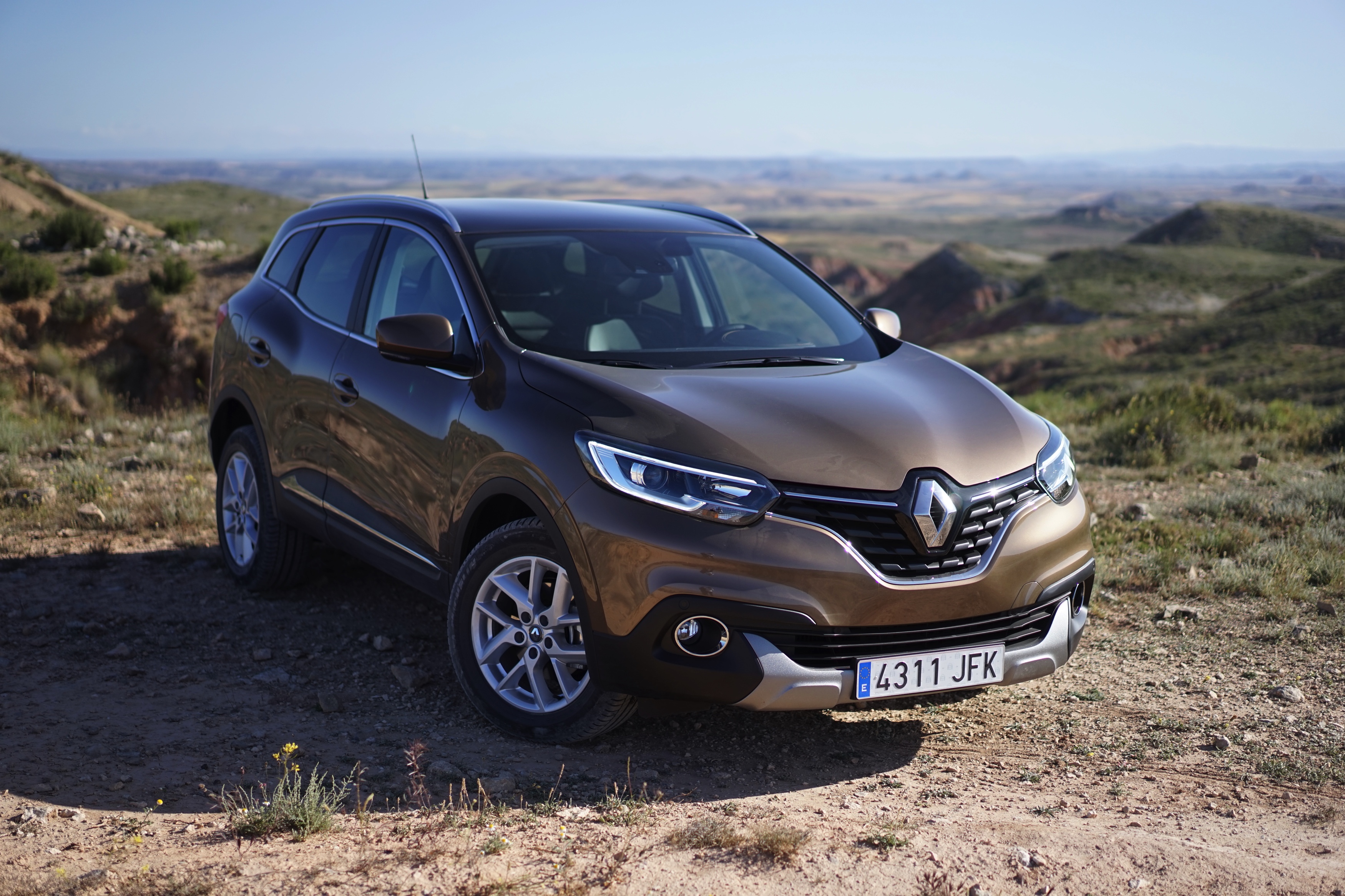 Renault zet in op crossovers. Na de Captur en de Espace is er nu de Kadjar. Gebaseerd op het platform van de Nissan Qashqai moet dit model weer nieuwe kopers naar Renault trekken. Rijtest!