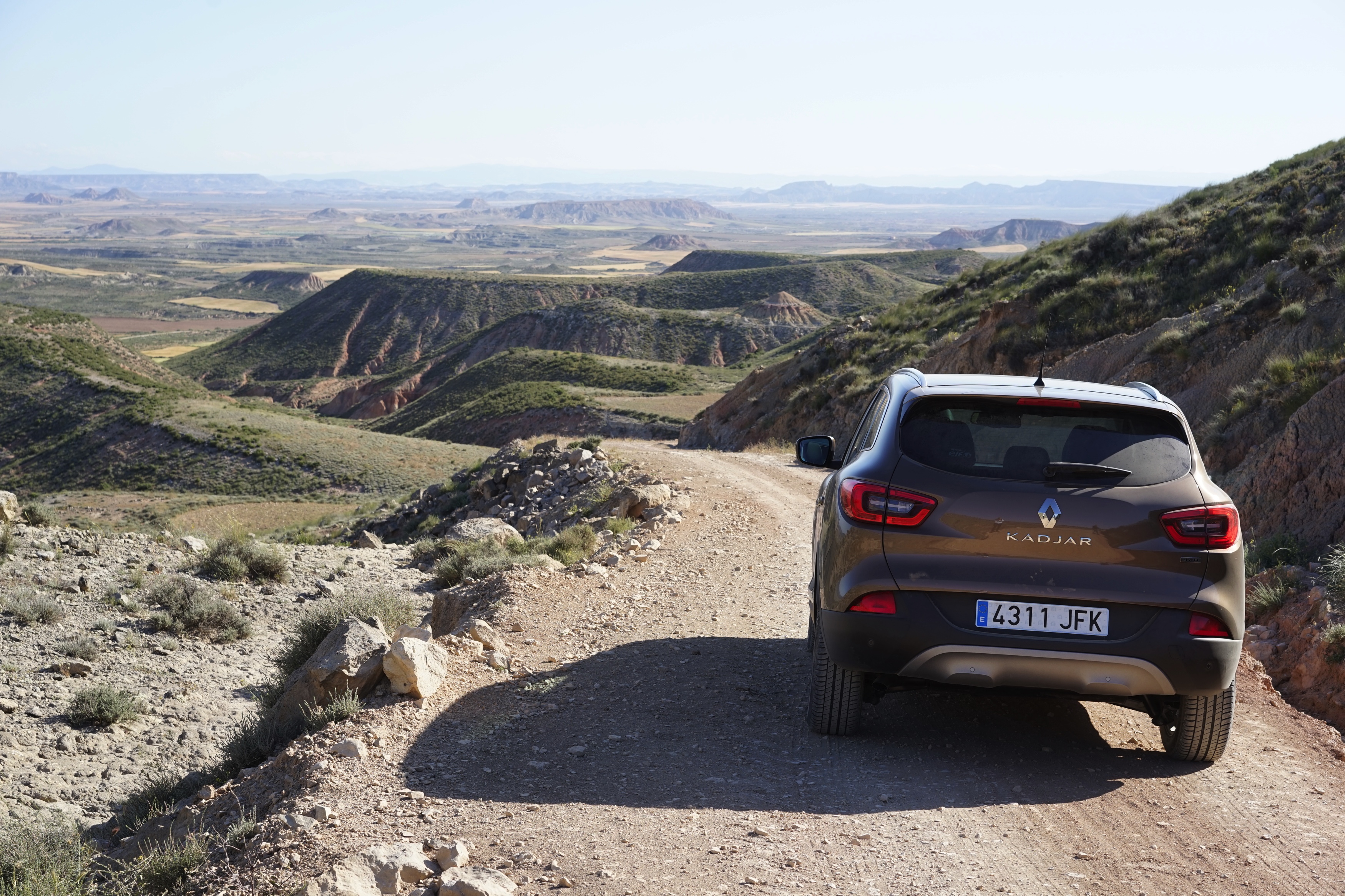 Renault zet in op crossovers. Na de Captur en de Espace is er nu de Kadjar. Gebaseerd op het platform van de Nissan Qashqai moet dit model weer nieuwe kopers naar Renault trekken. Rijtest!